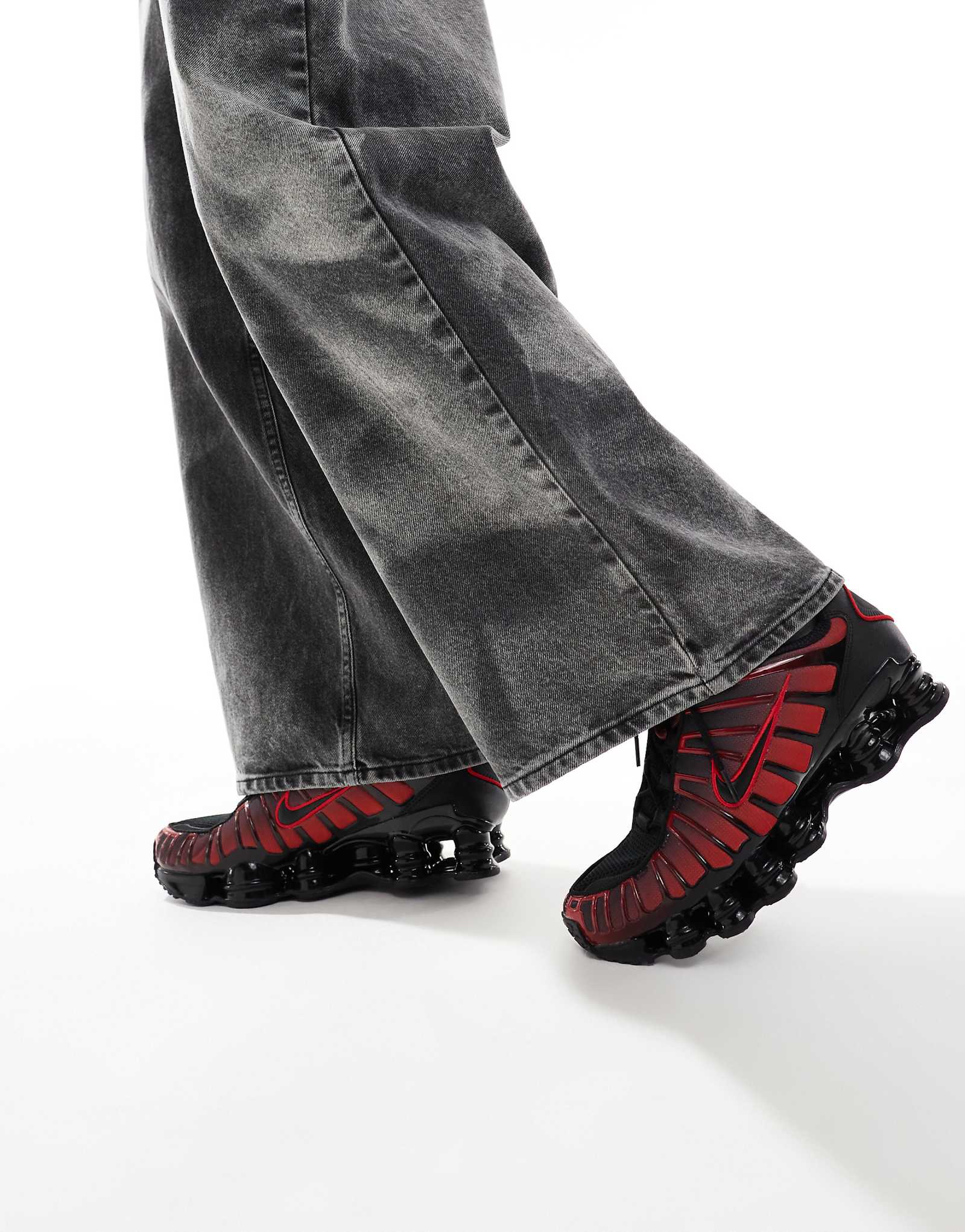 Nike Shox TL sneakers in black and red 36790₽