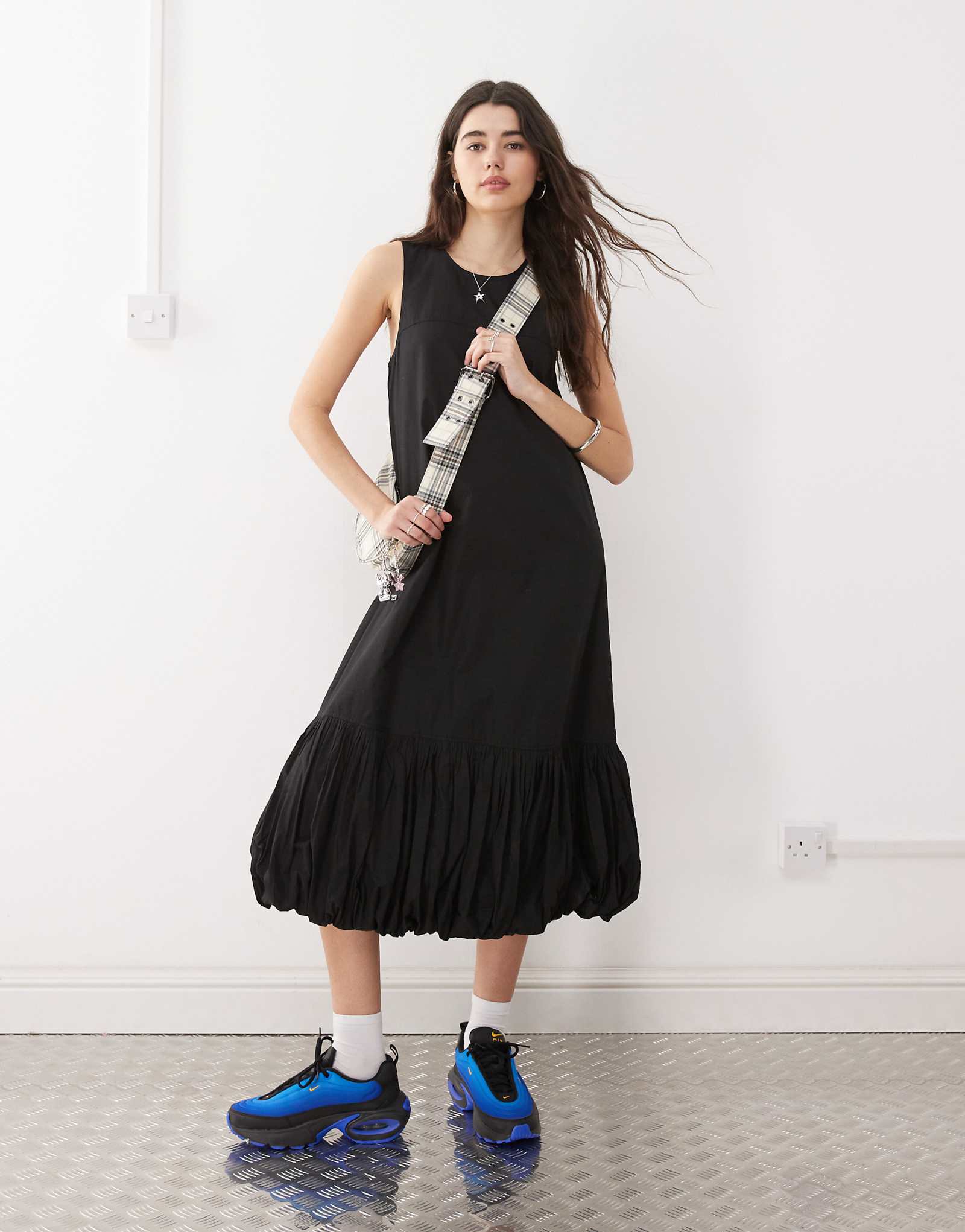 COLLUSION bubble hem maxi dress in black 7890₽