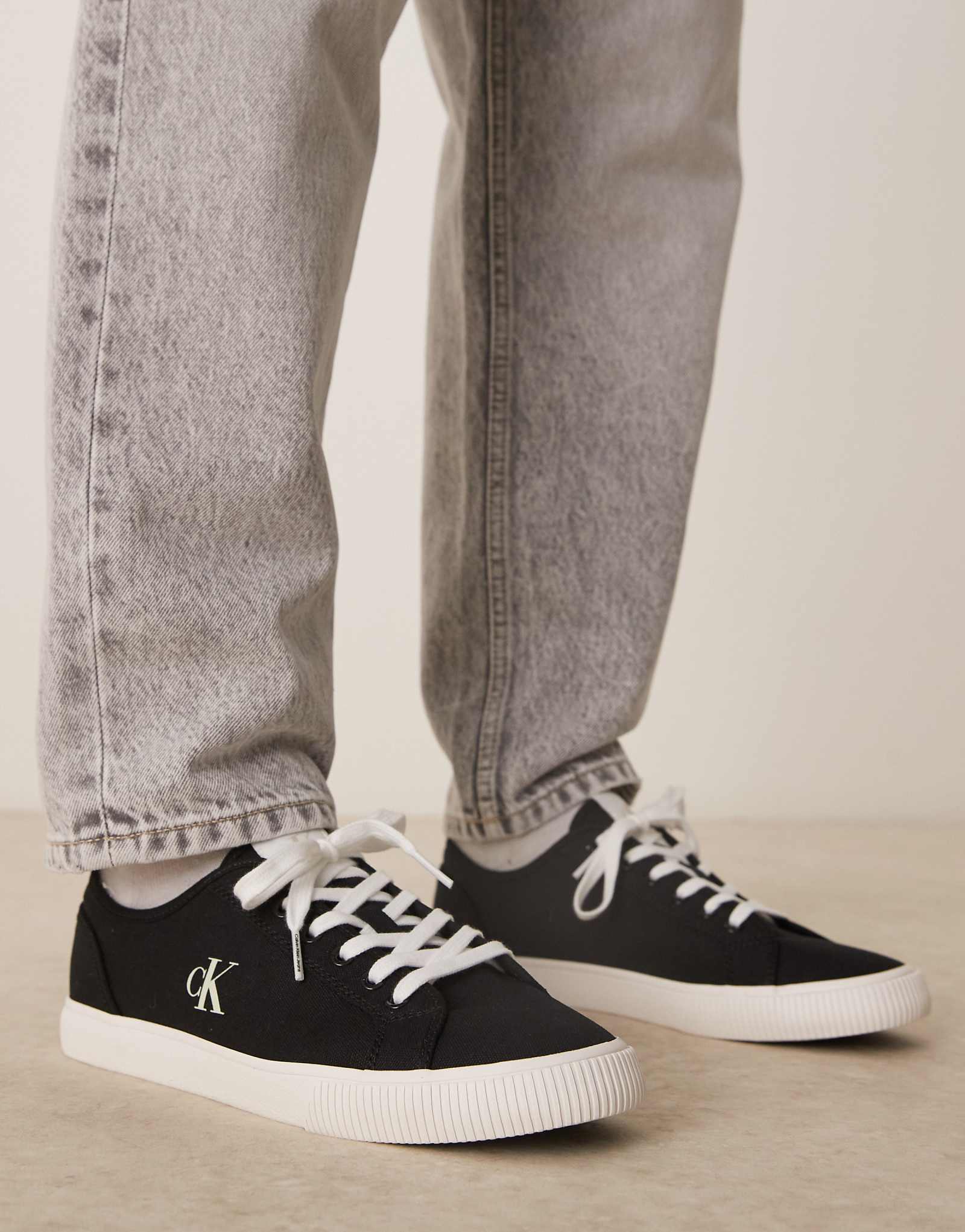 Calvin Klein Jeans essential vulcanized canvas sneakers in black and white 11690₽