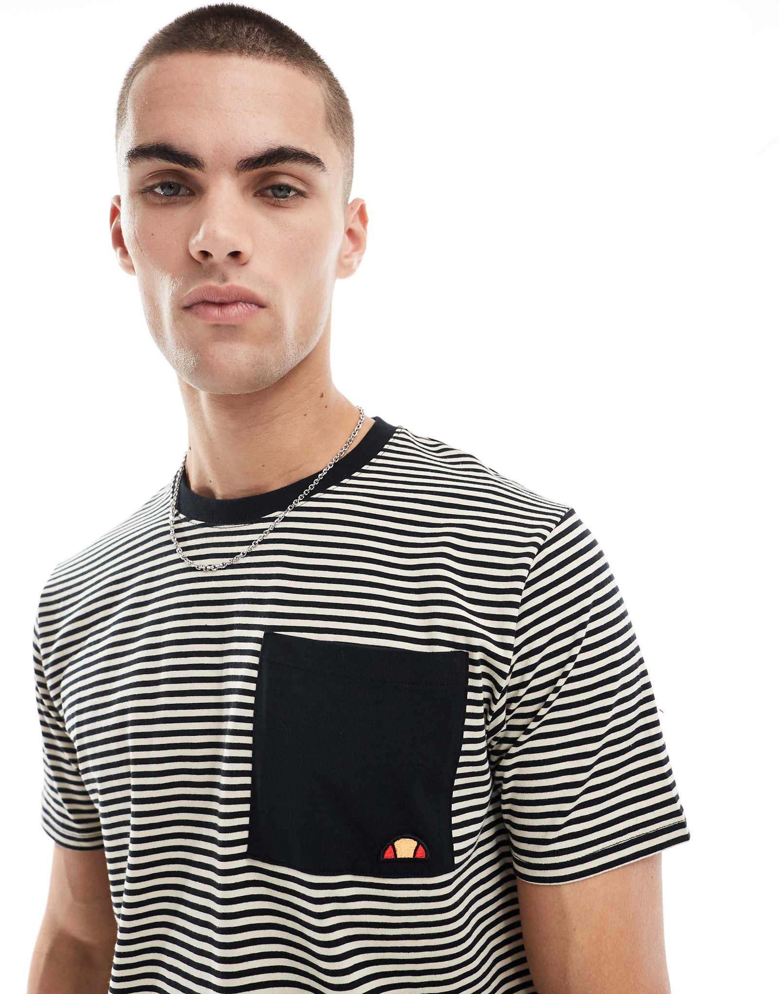 ellesse Hirst T-shirt in black 10190₽