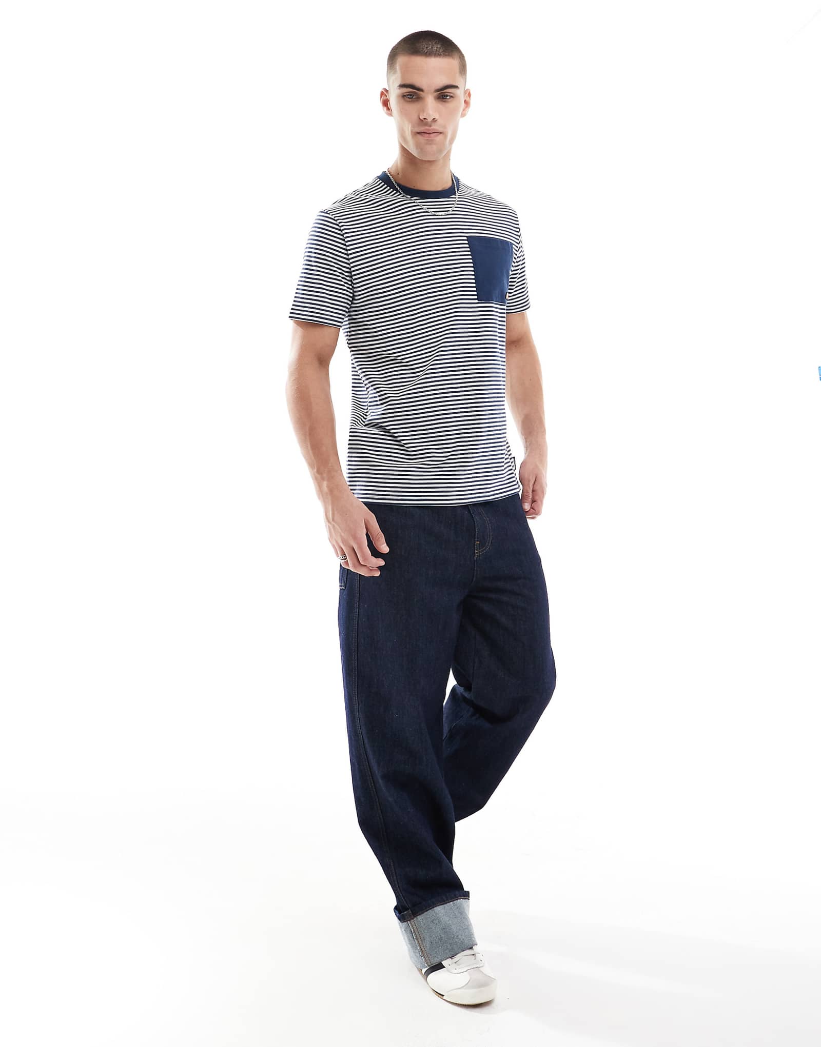 ellesse Hirst T-shirt in navy 10190₽