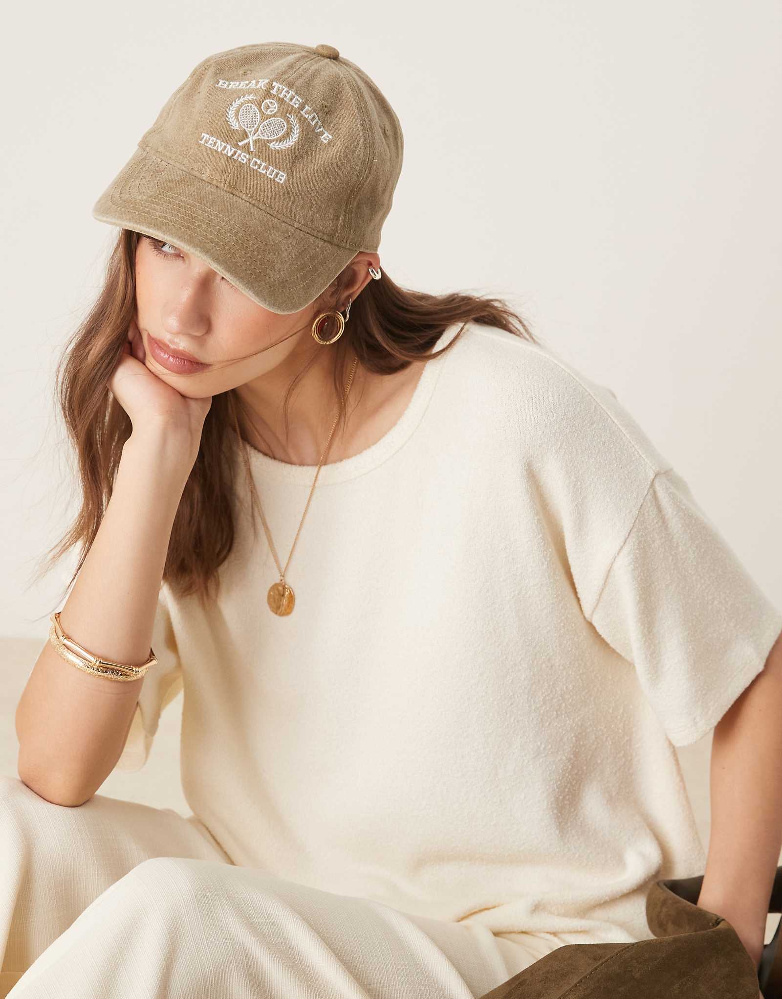 Sui Ava everyday slogan cap in brown 8590₽