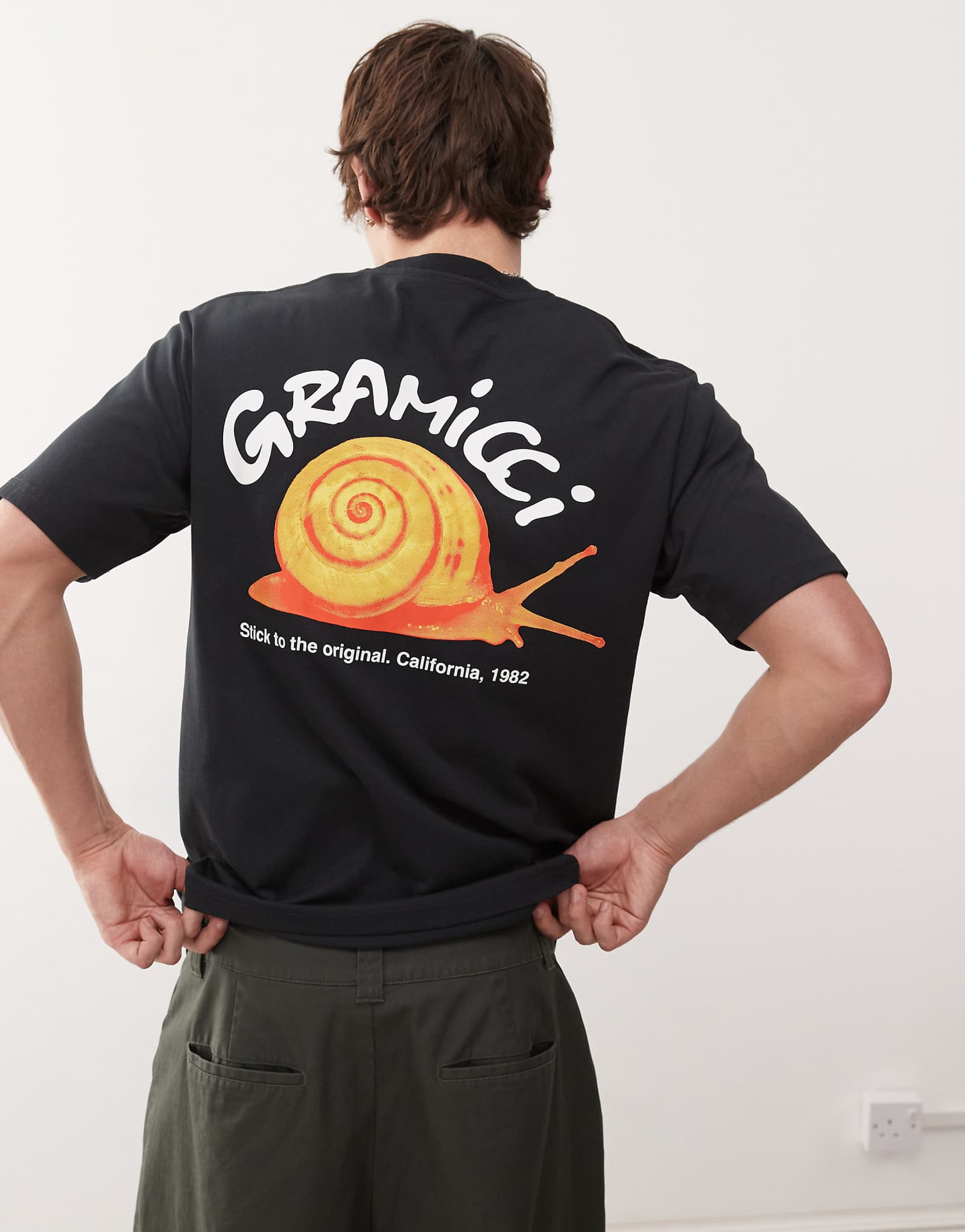 Gramicci snail graphic T-shirt in black 16090₽
