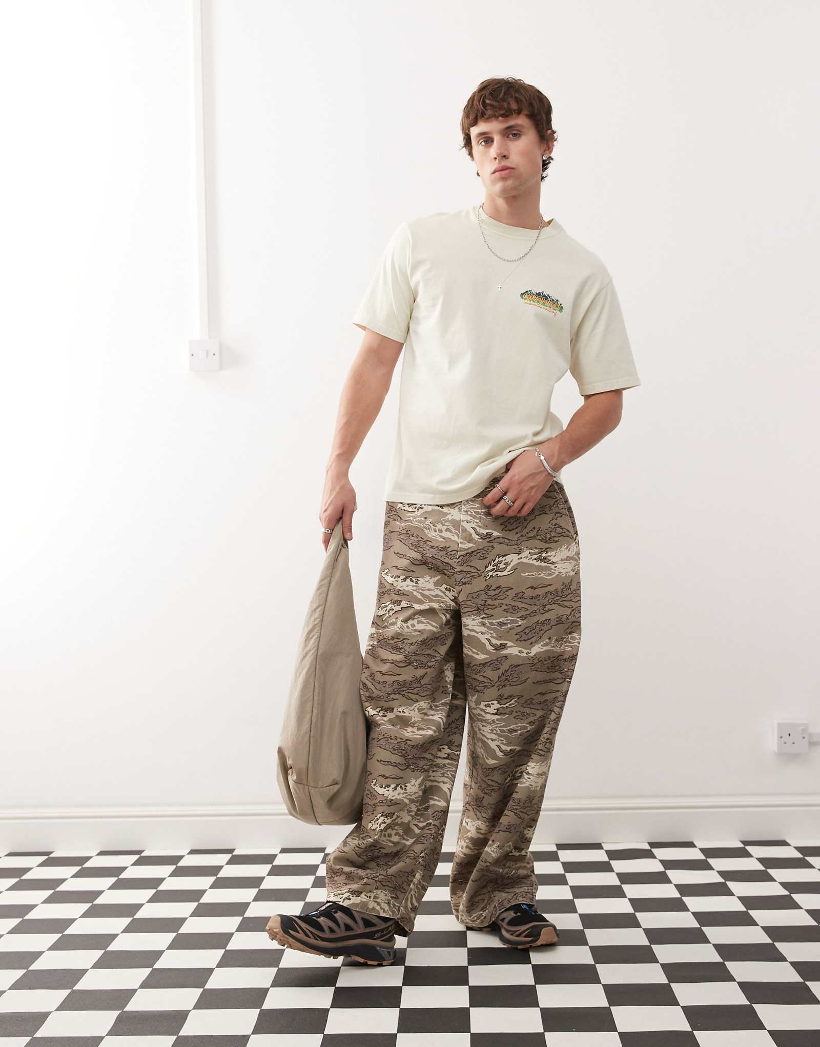 Gramicci mountaineering graphic T-shirt in natural 17790₽