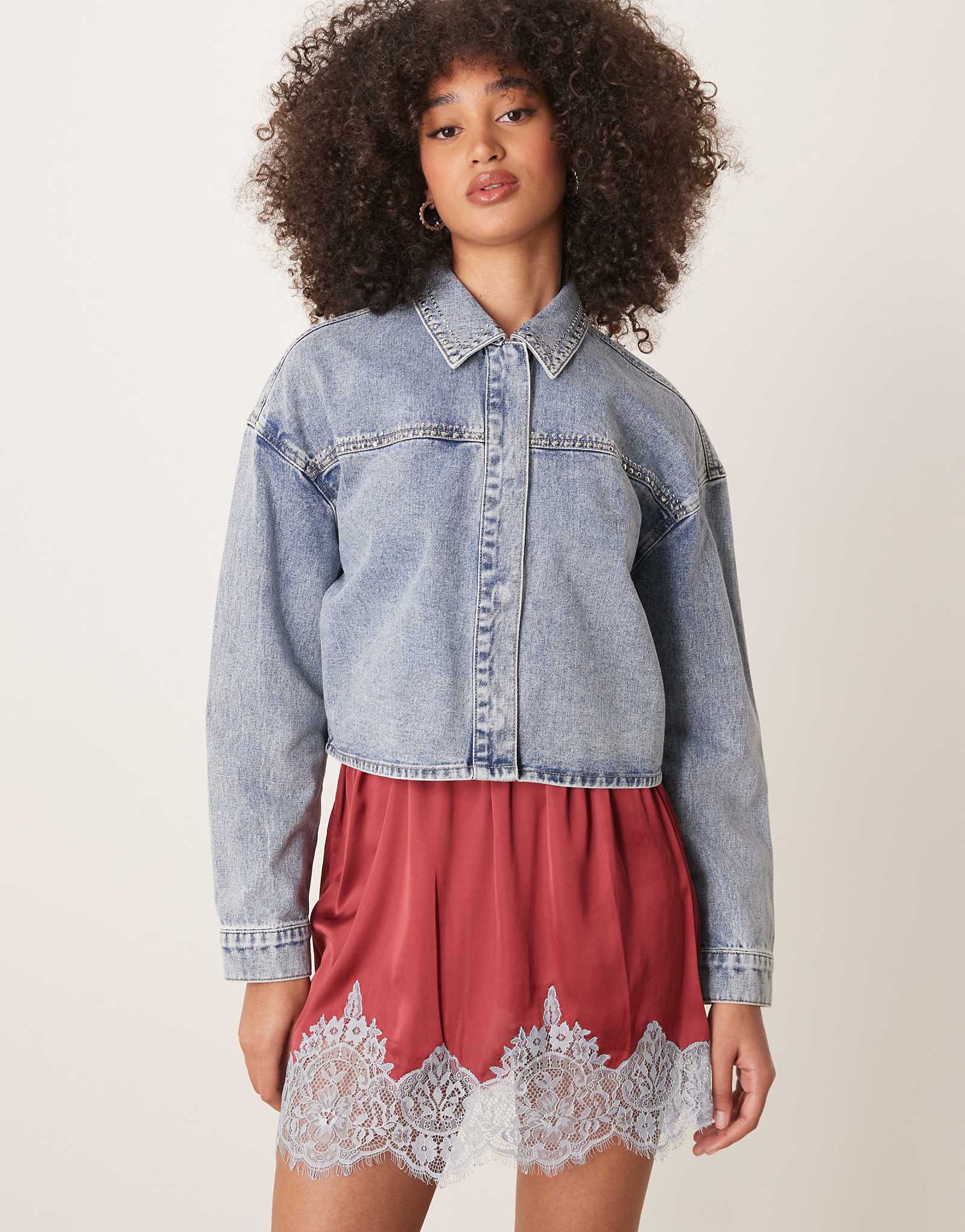 JDY lightweight cropped denim jacket with studs in light wash blue 13790₽