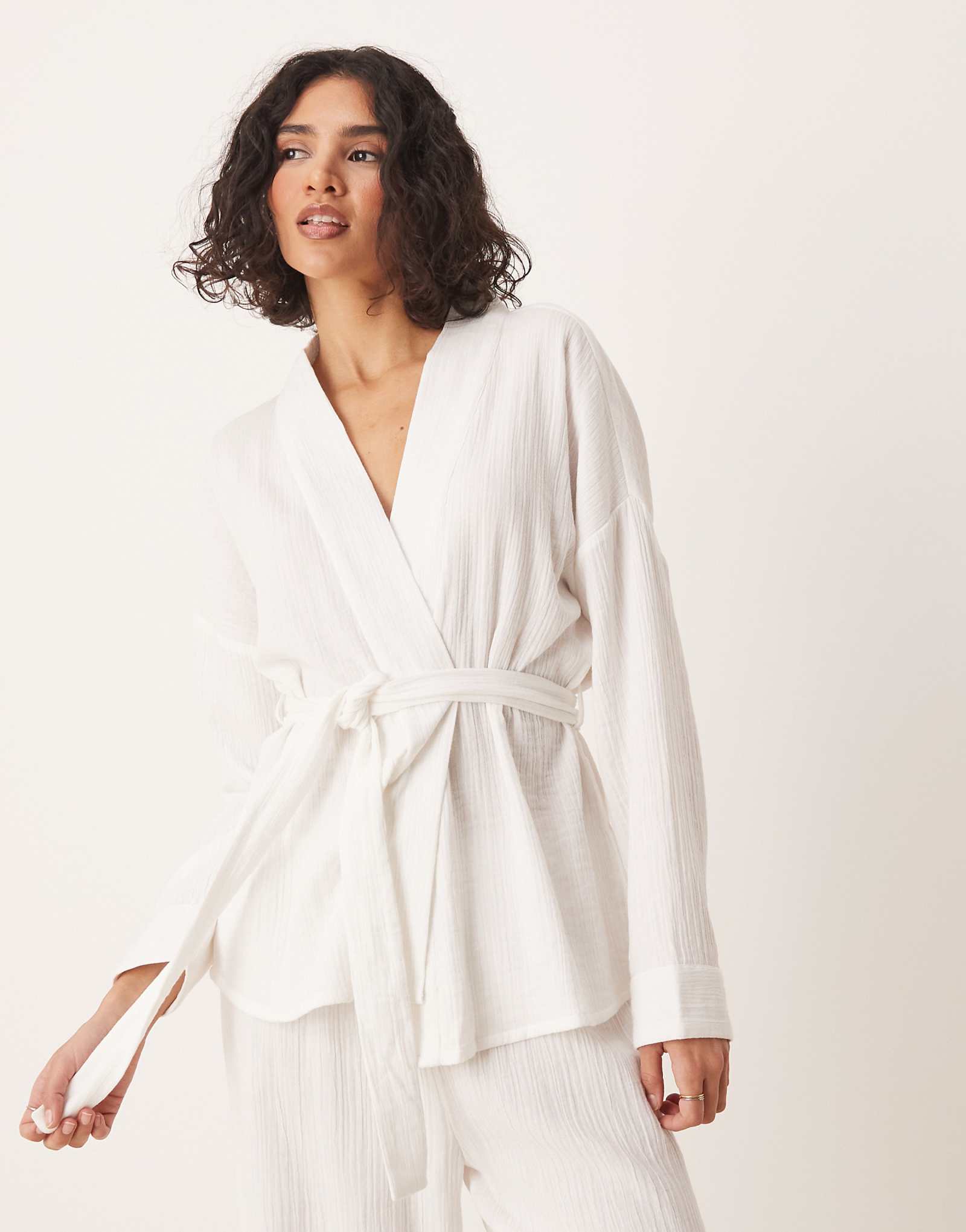 Luna oversized kimono in white - part of a set 6890₽