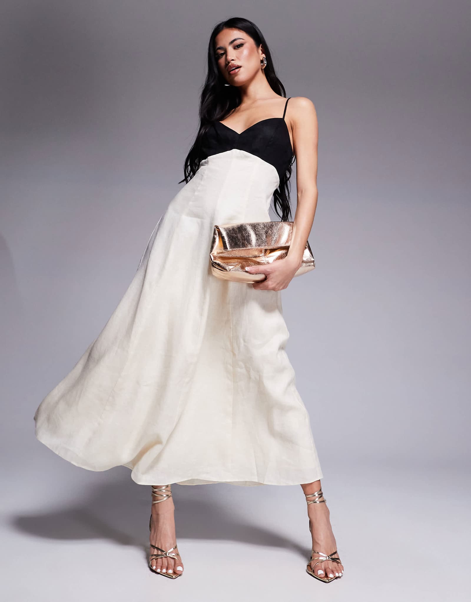 Новое контрастное льняное платье midaxi черного и кремового цветов 27390₽