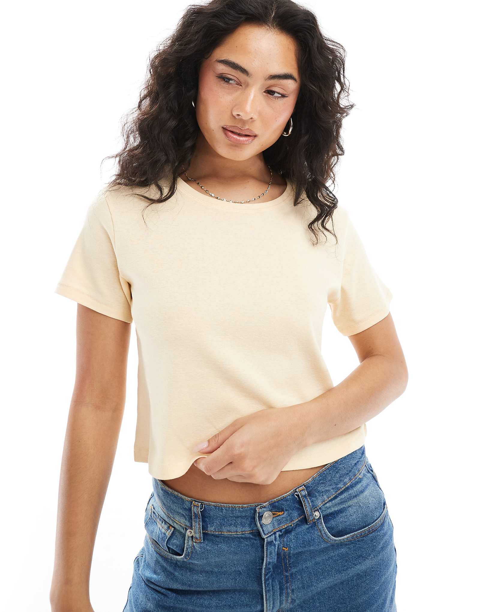 Monki shrunken tee in butter yellow 3390₽