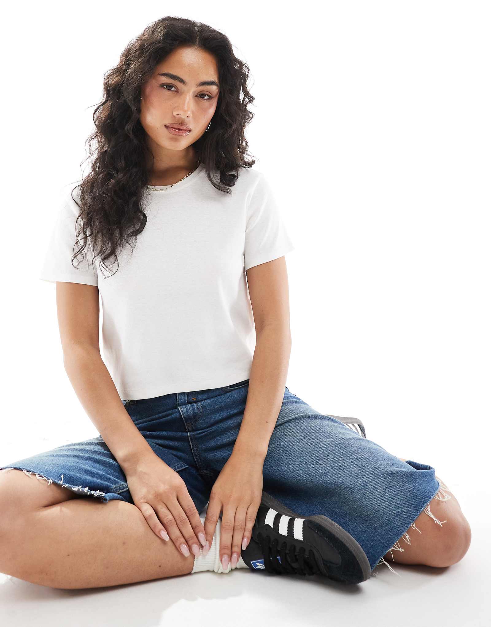 Monki shrunken tee in white 4290₽