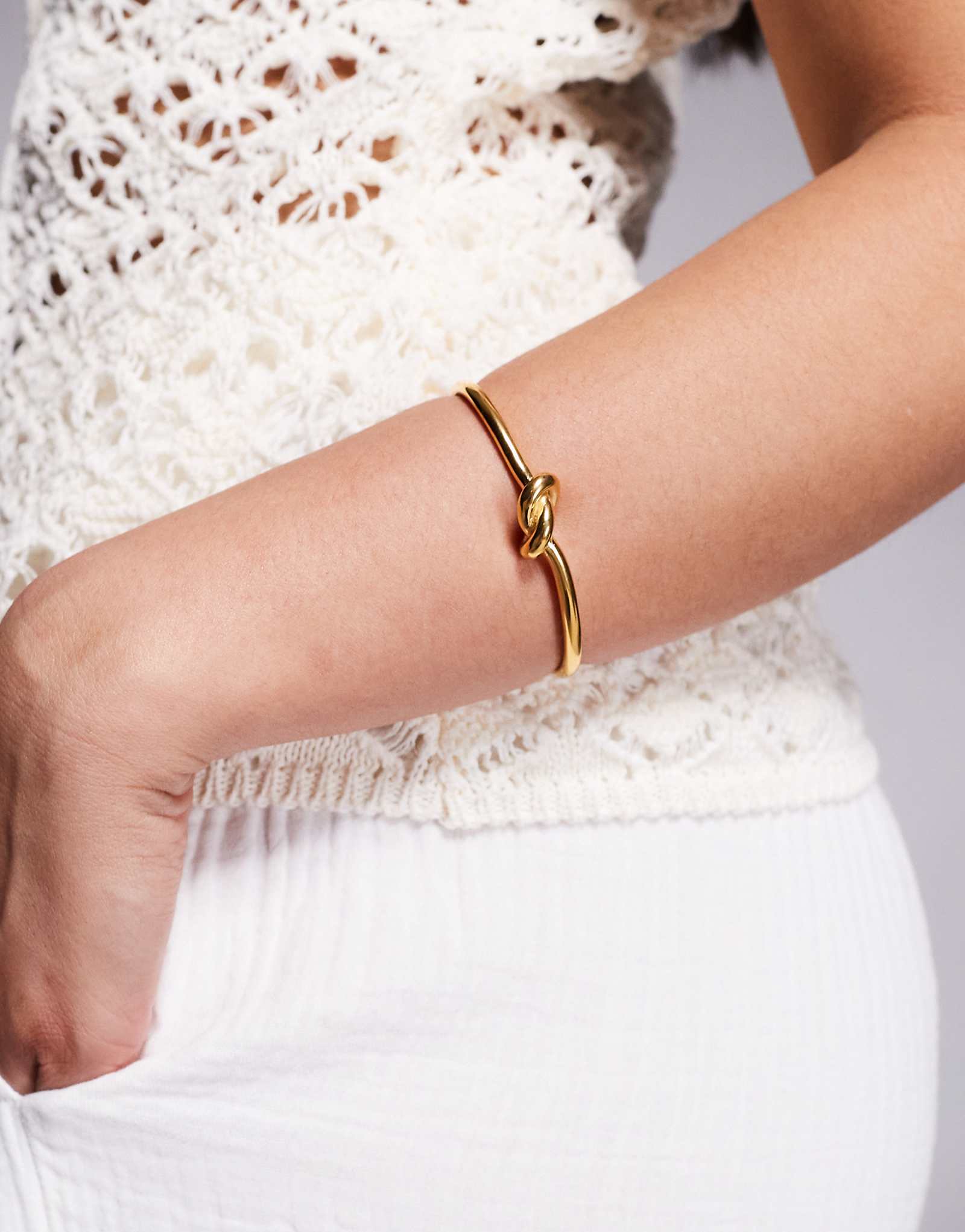 Neck On The Line gold plated stainless steel knotted bangle bracelet 9890₽