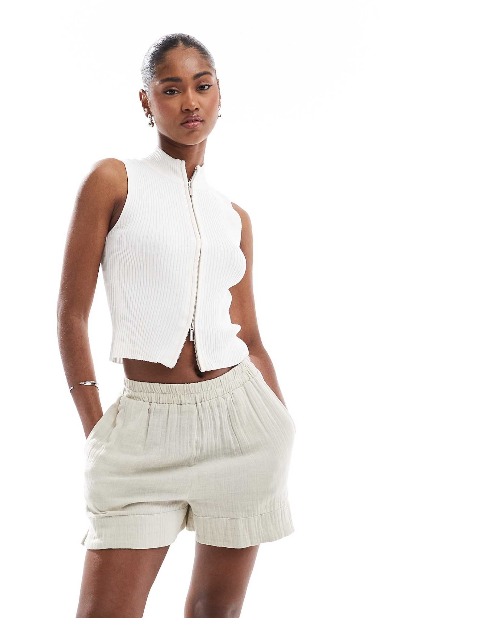 Brave Soul ribbed knit vest with zip in cream 3590₽