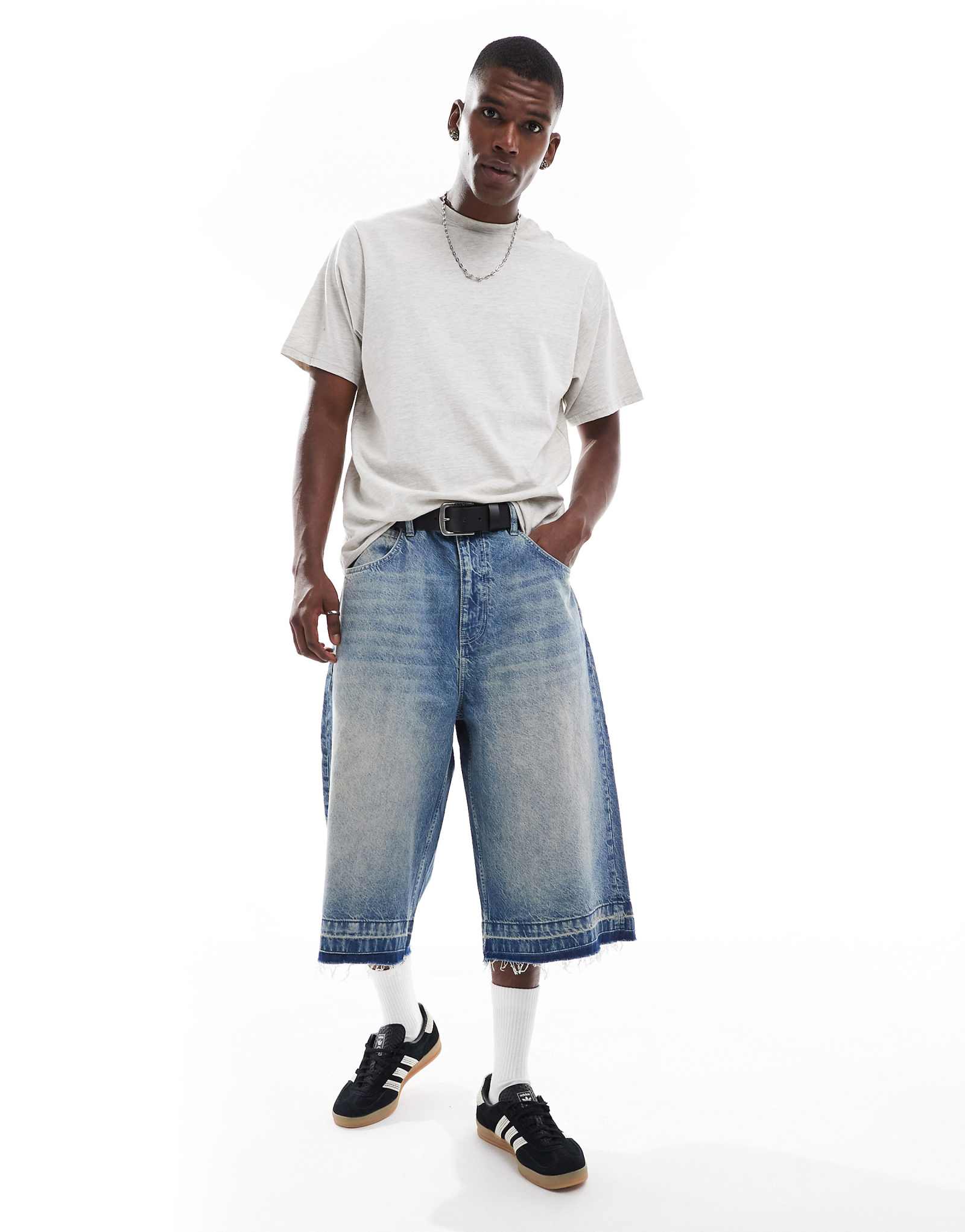 Pull-Bear super baggy raw hem jorts in mid blue 4890₽