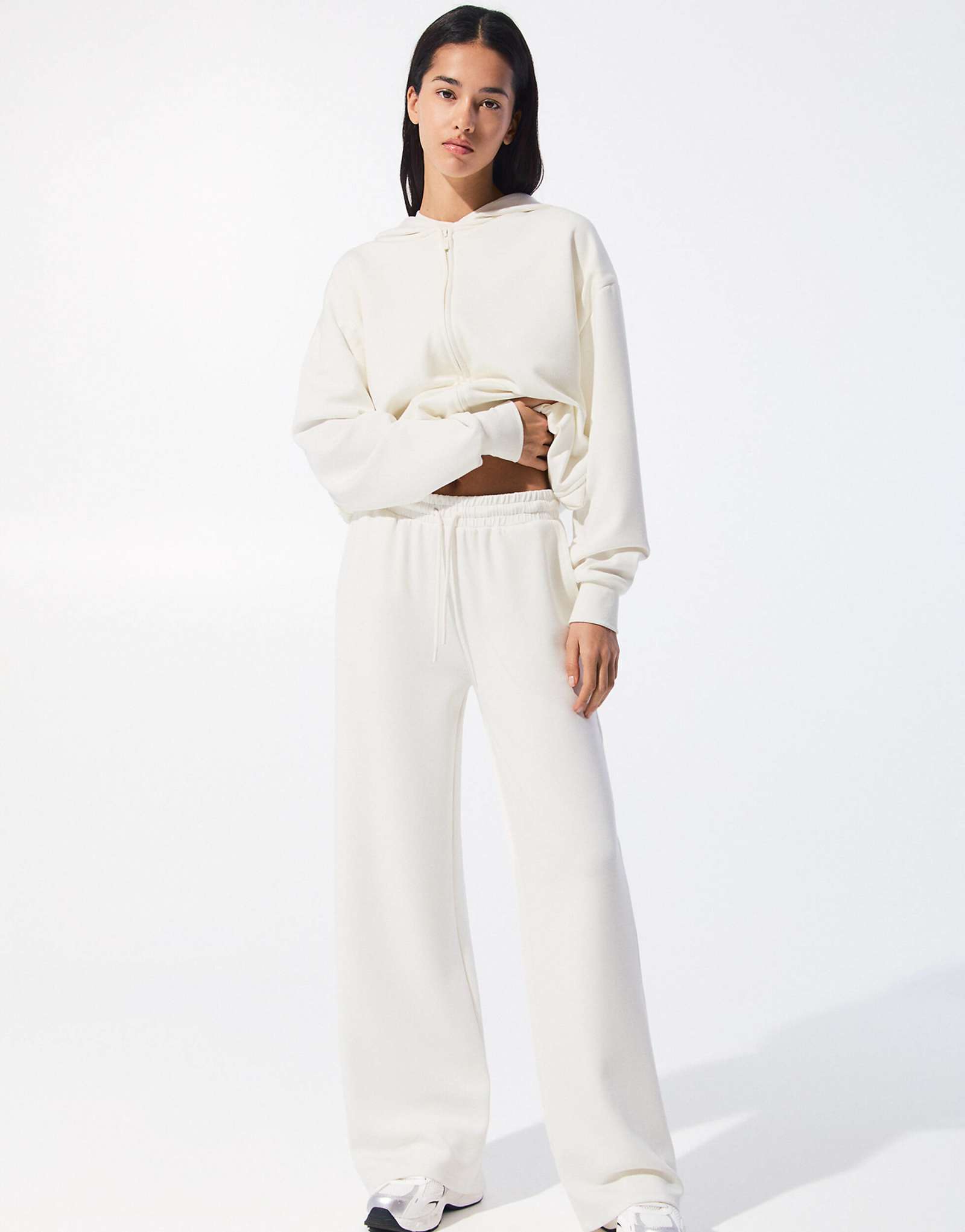 Pull-Bear wide leg sweatpants in white 5790₽