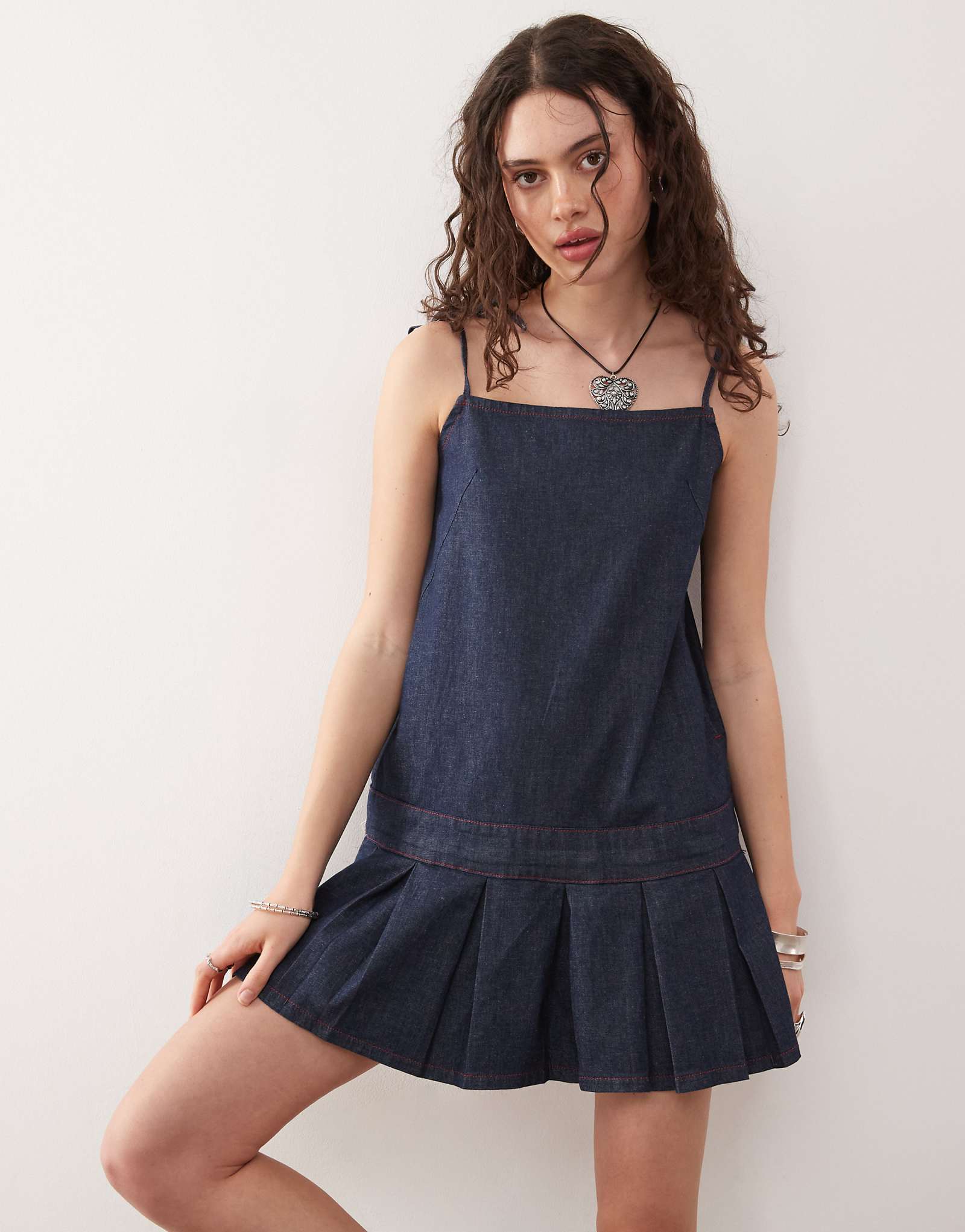 COLLUSION pleated denim mini dress in rinse 8590₽