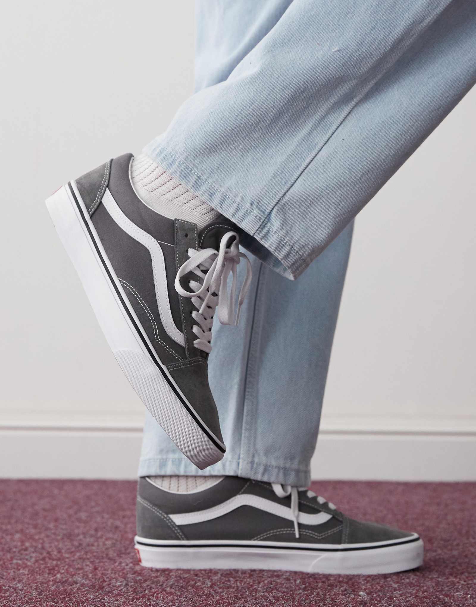 Vans UA Old Skool sneakers in gray and white 9990₽