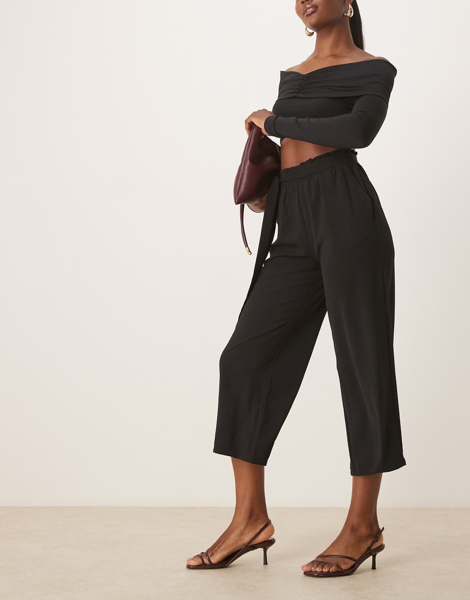 Vila tie waist straight leg cropped pants in black 12890₽