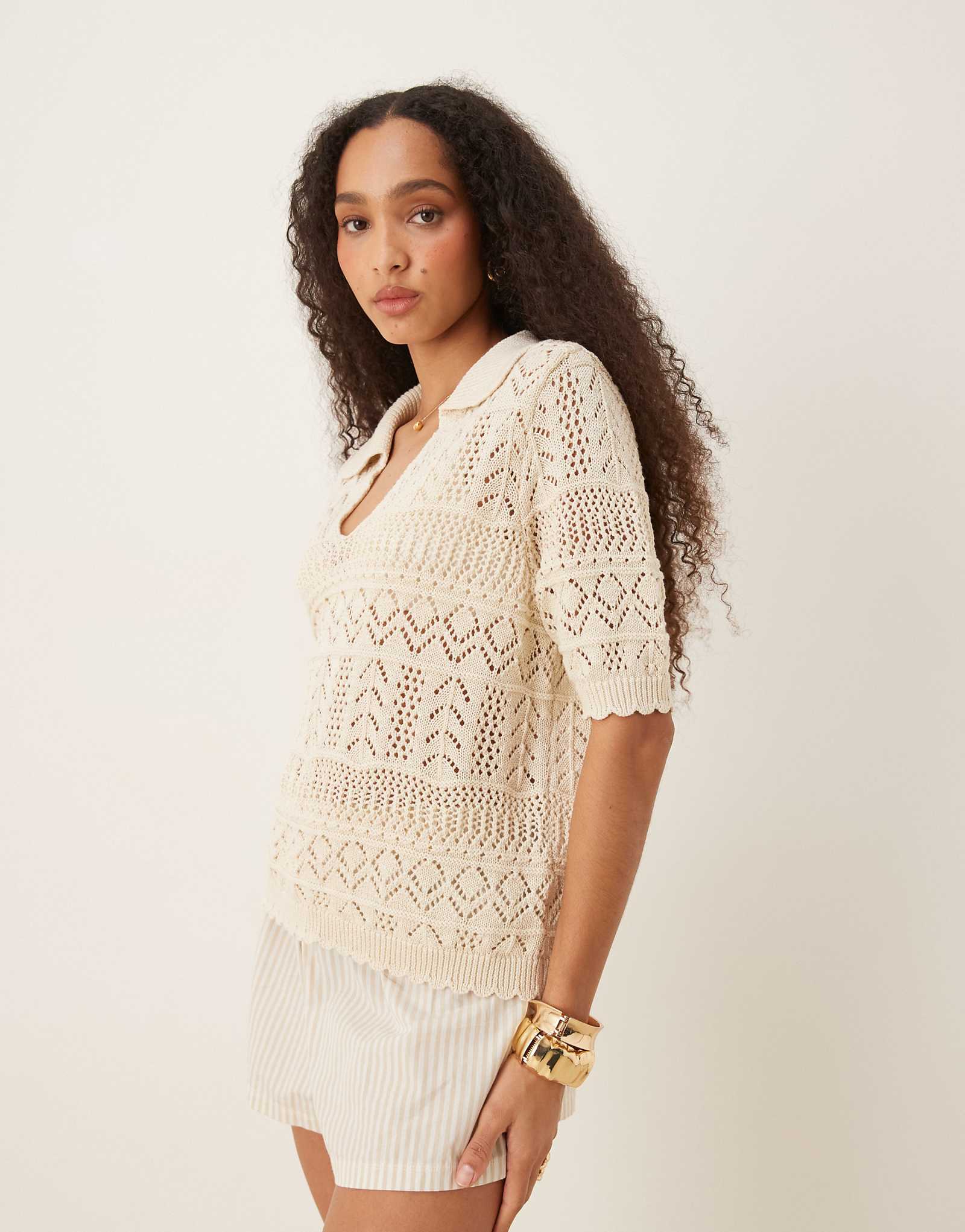 VILA patterned crochet short sleeve knit polo top in birch cream 7690₽