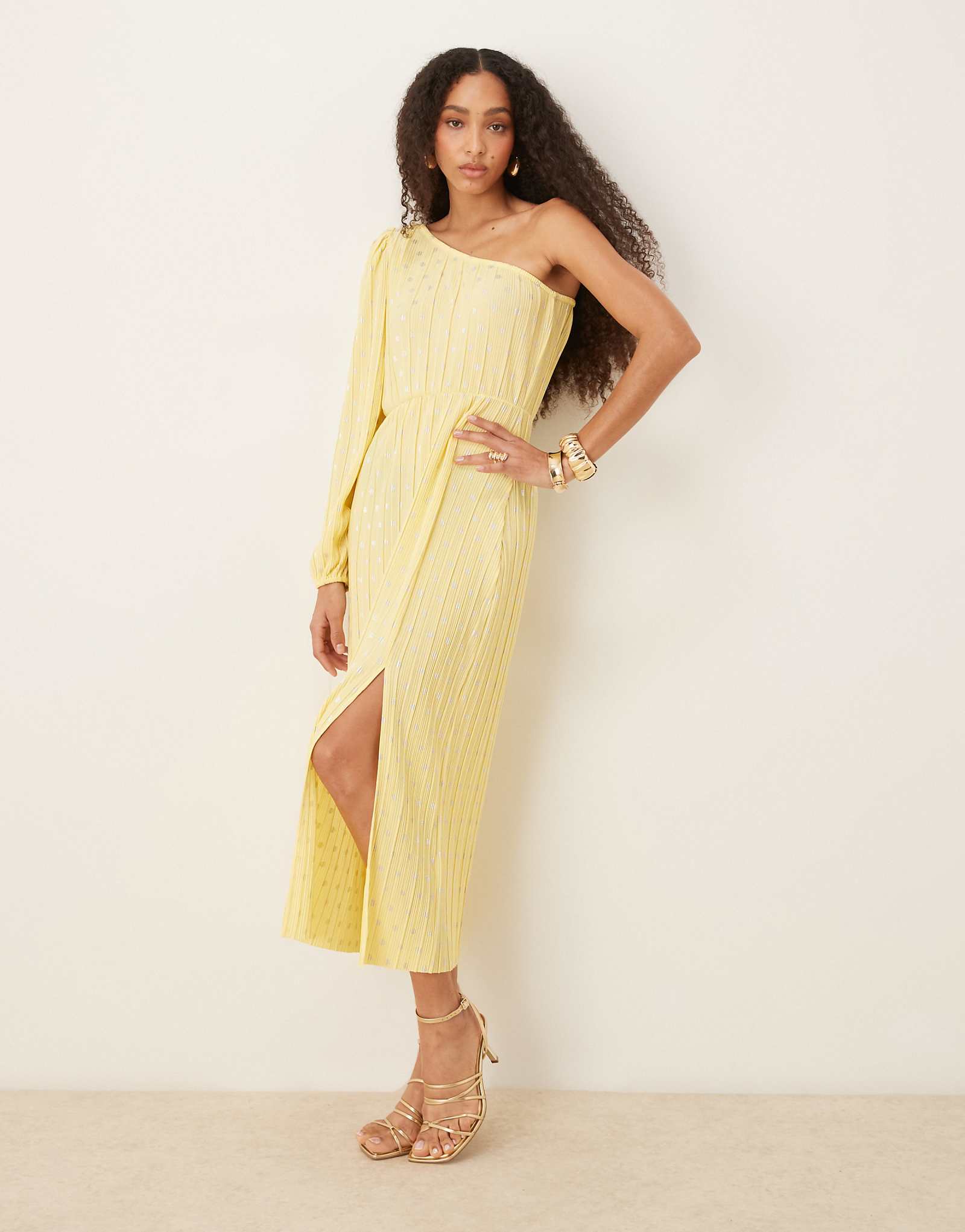 YAS foil polka dot plisse one shoulder maxi dress in pale yellow 7990₽