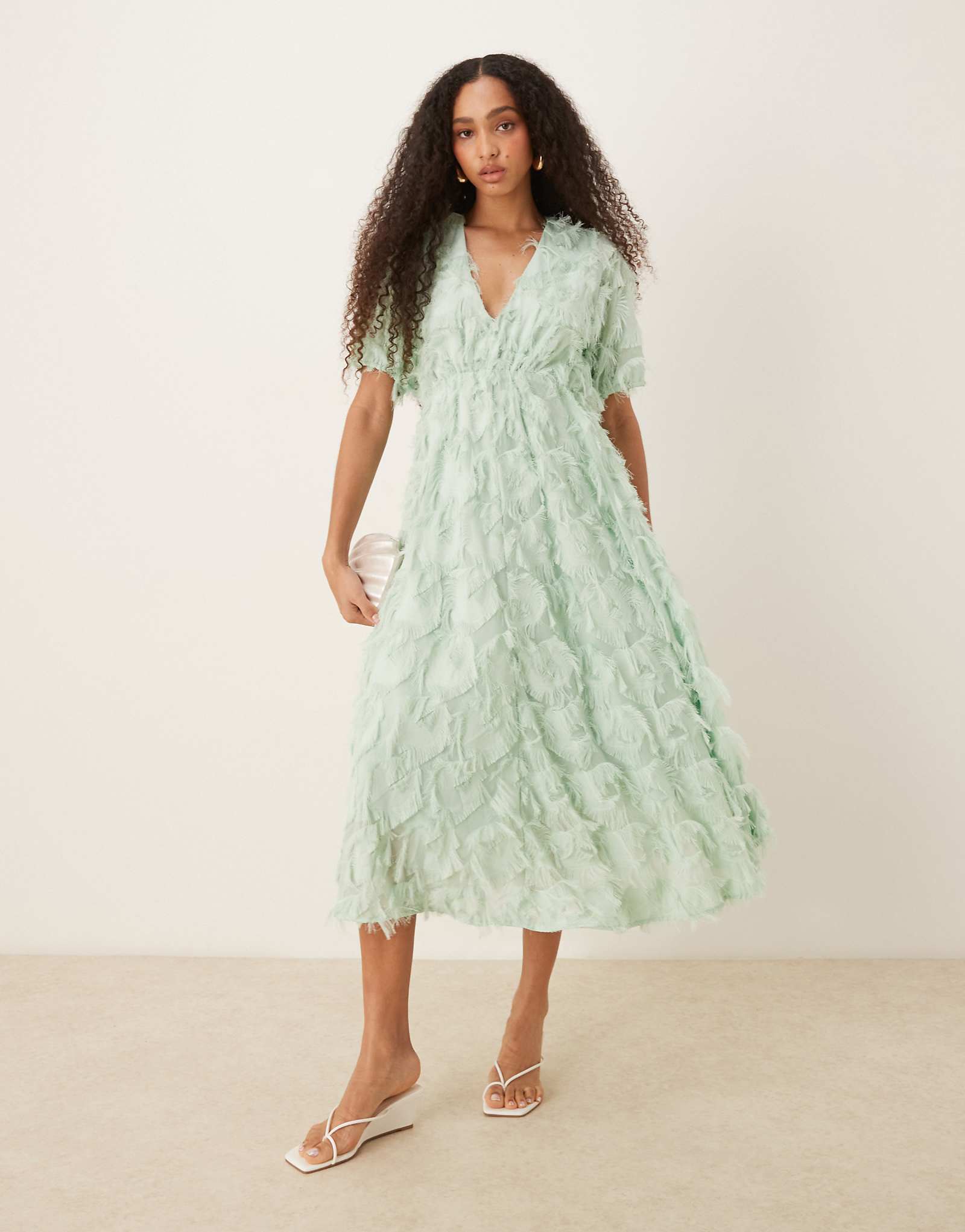 YAS textured v neck midi dress in mist green 21490₽