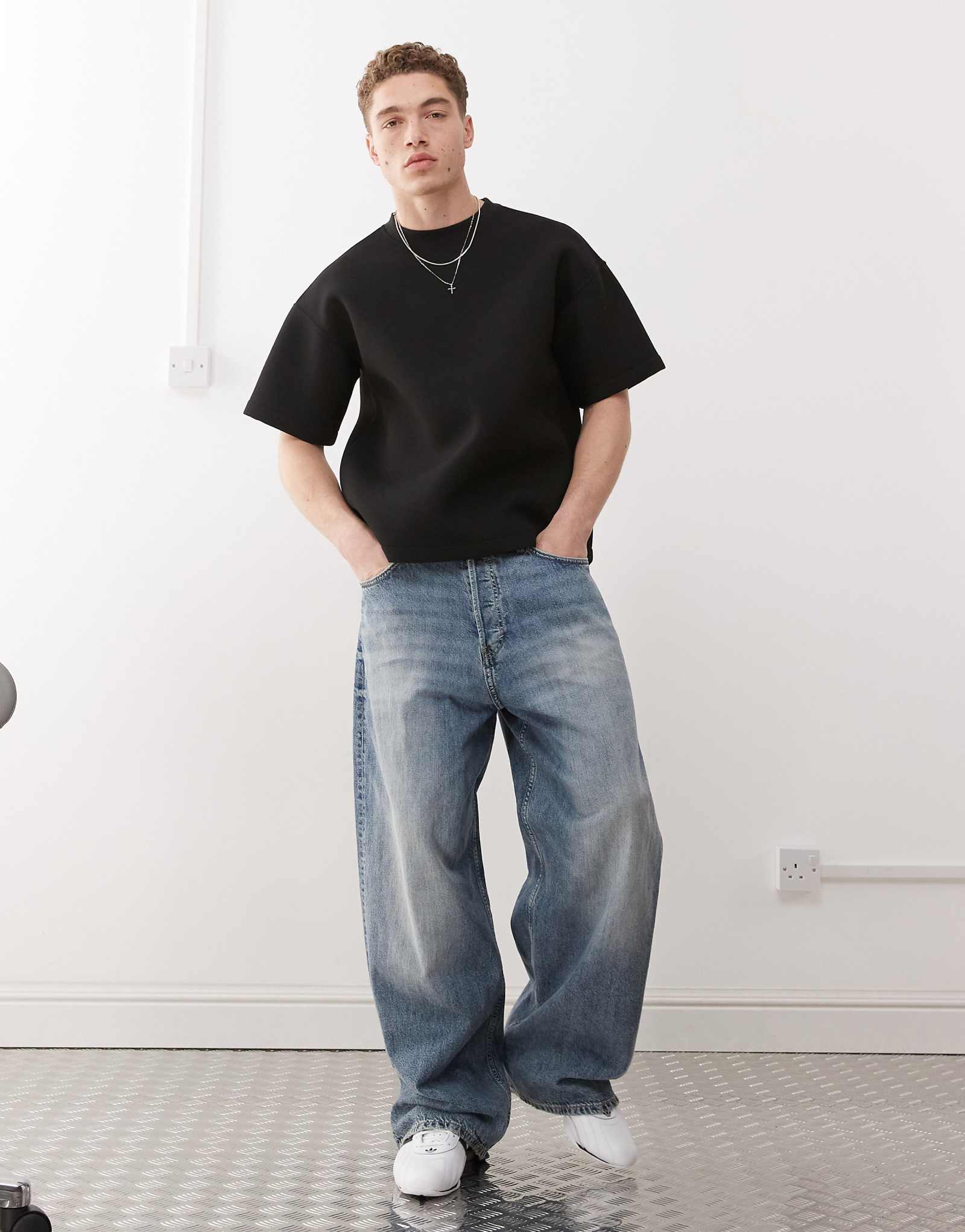 Weekday premium scuba boxy fit T-shirt in black 8990₽