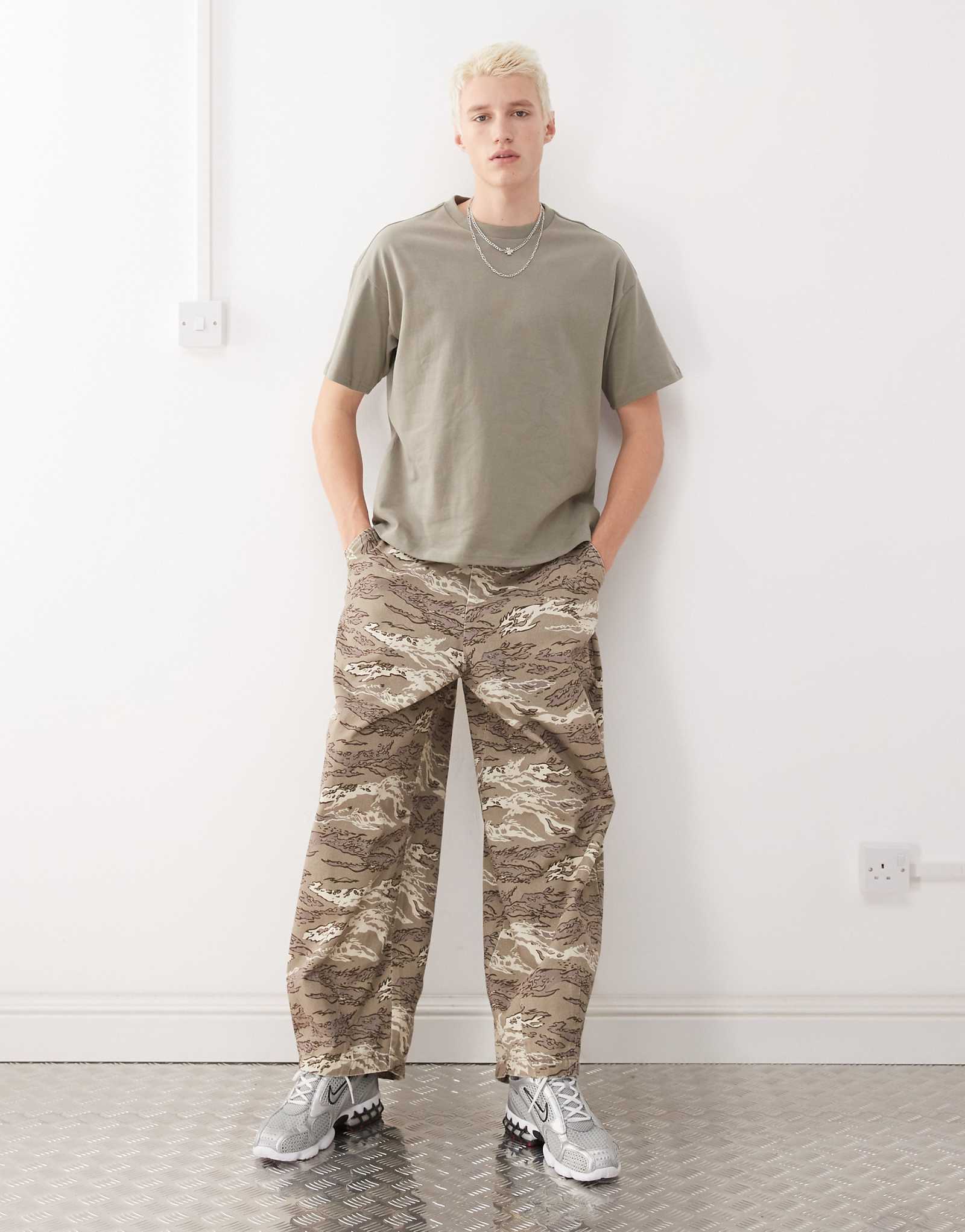 Weekday Great boxy fit T-shirt in khaki 4490₽