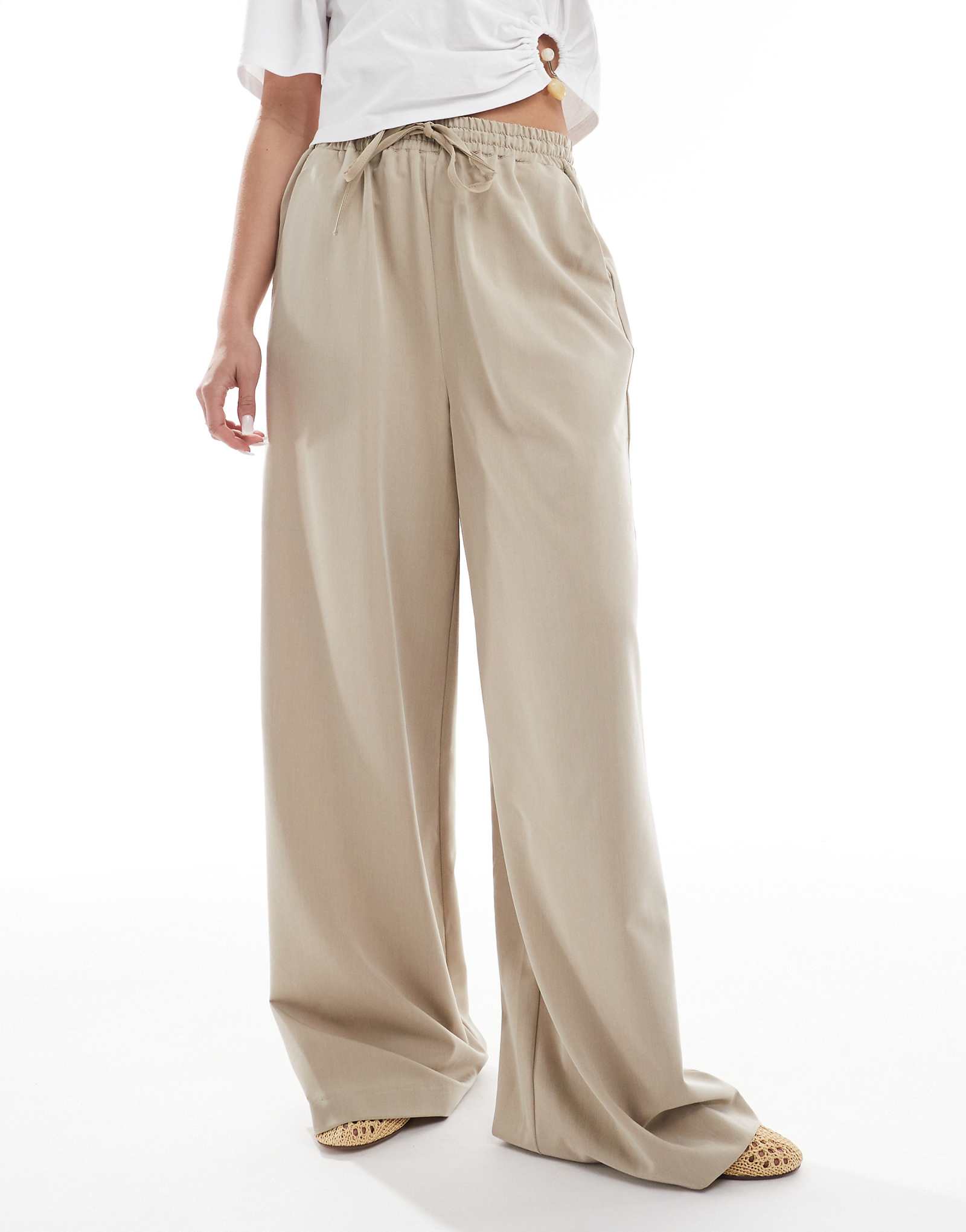 Wednesdays Girl relaxed woven pants in beige 8890₽