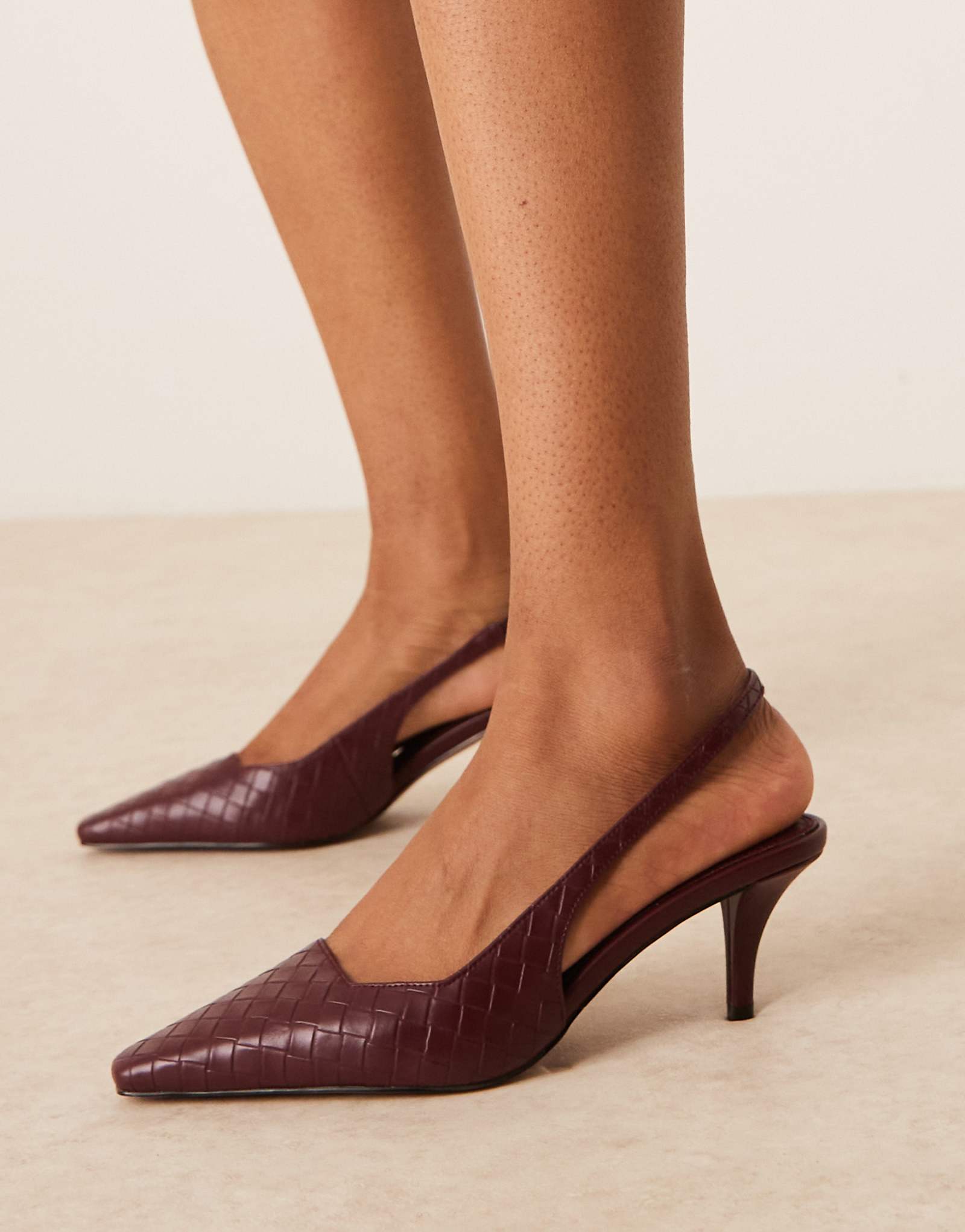 ASOS DESIGN Shake woven slingback kitten heels in burgundy 8790₽