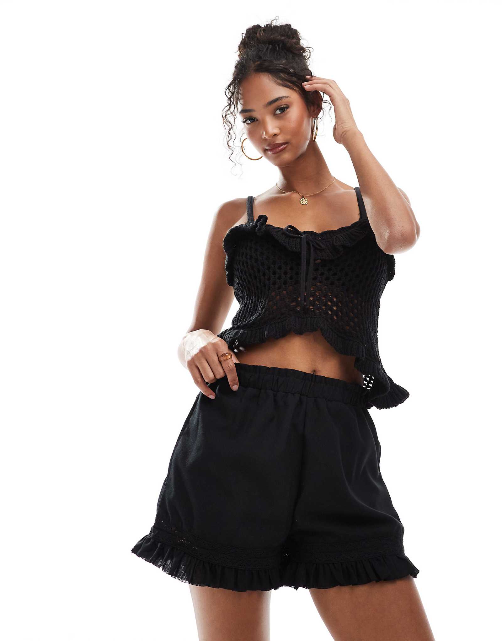 Brave Soul pull-on shorts with ruffle detail in black 5690₽
