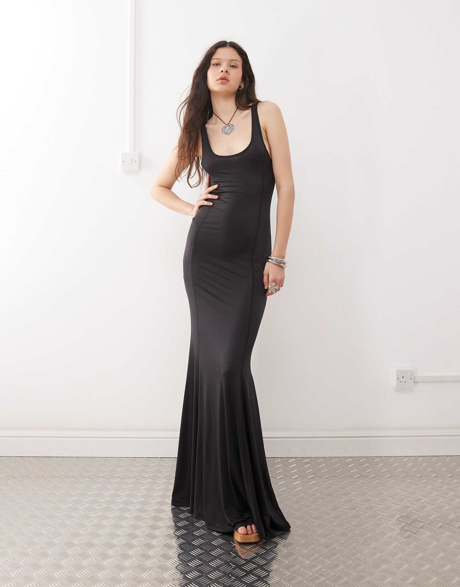 Weekday maxi dress with mermaid hem in black 9490₽