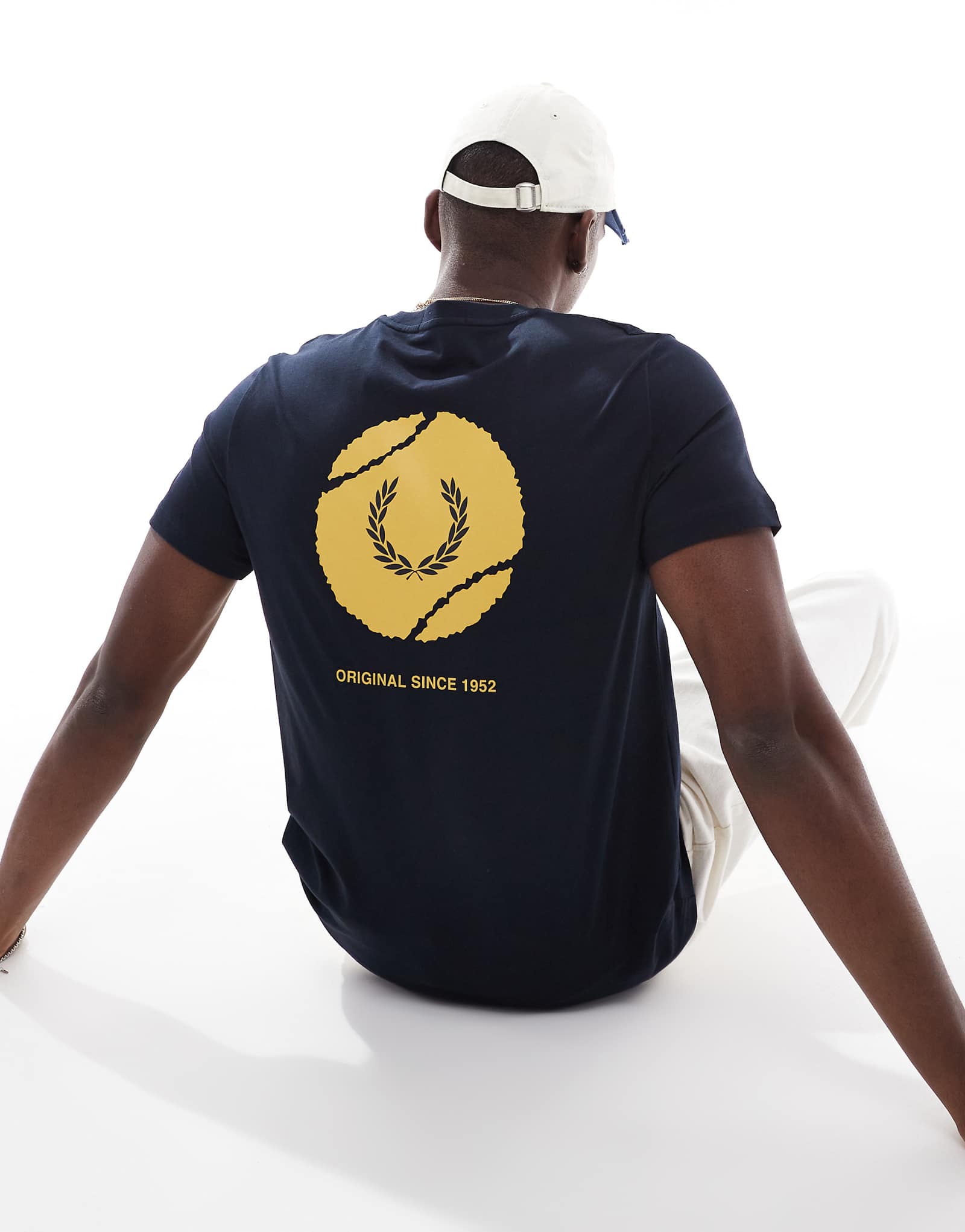 Fred Perry tennis back print graphic in navy 14590₽