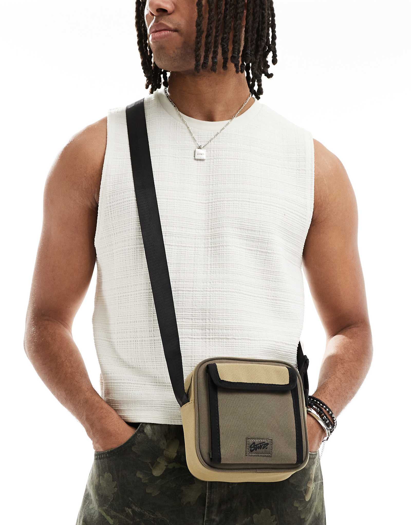 Pull-Bear small cross body bag in khaki green 3390₽