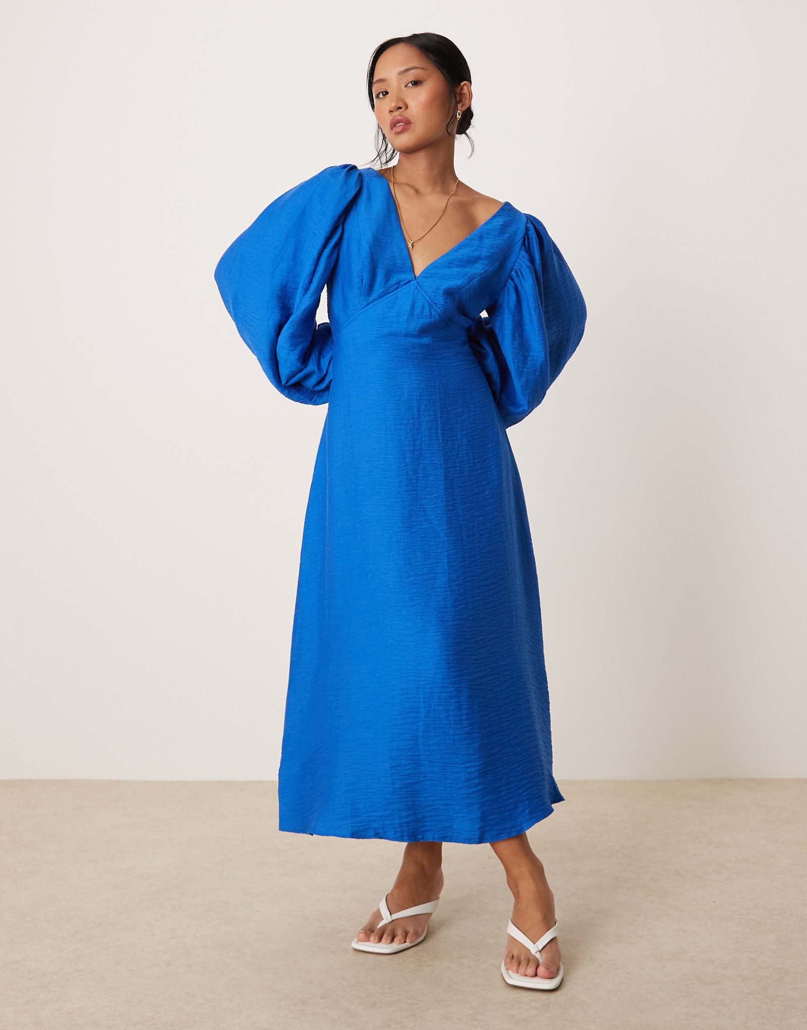 Nobodys Child Petite Zendaya balloon sleeve midi dress in blue 41490₽