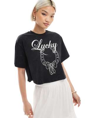 Свободная укороченная футболка Miss Selfridge с кислотной стиркой lucky horsesshoe черного цвета