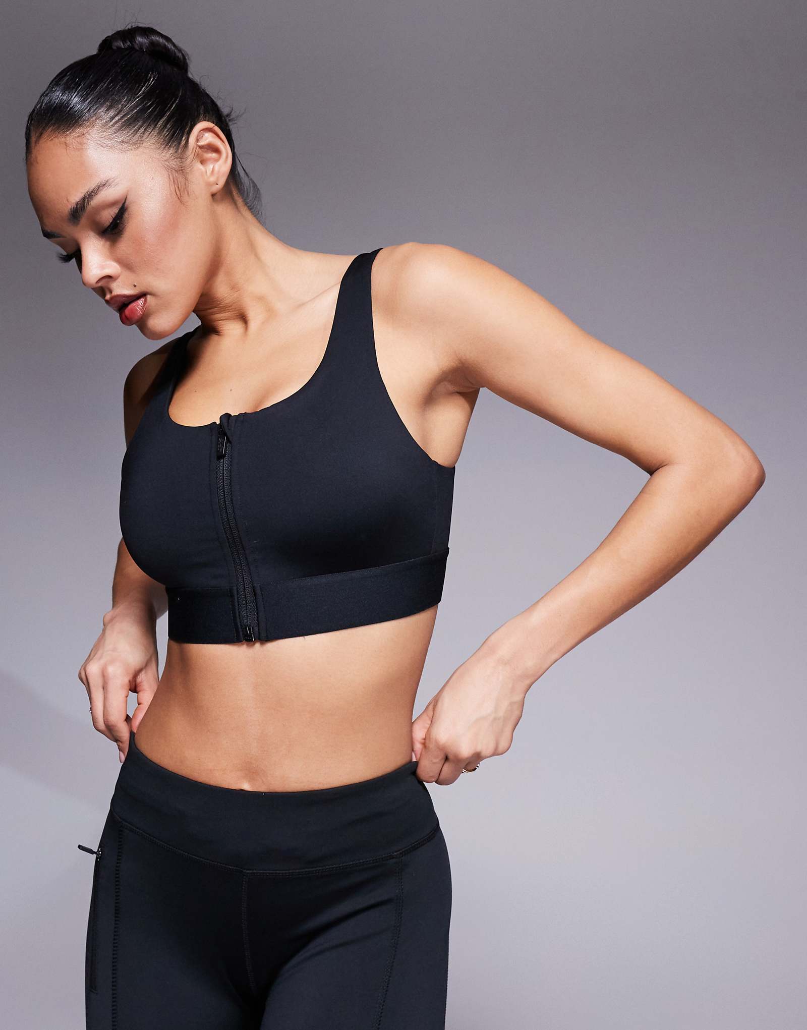 4505 Icon high support zip front sports bra with adjustable straps and removable padding in black 8190₽