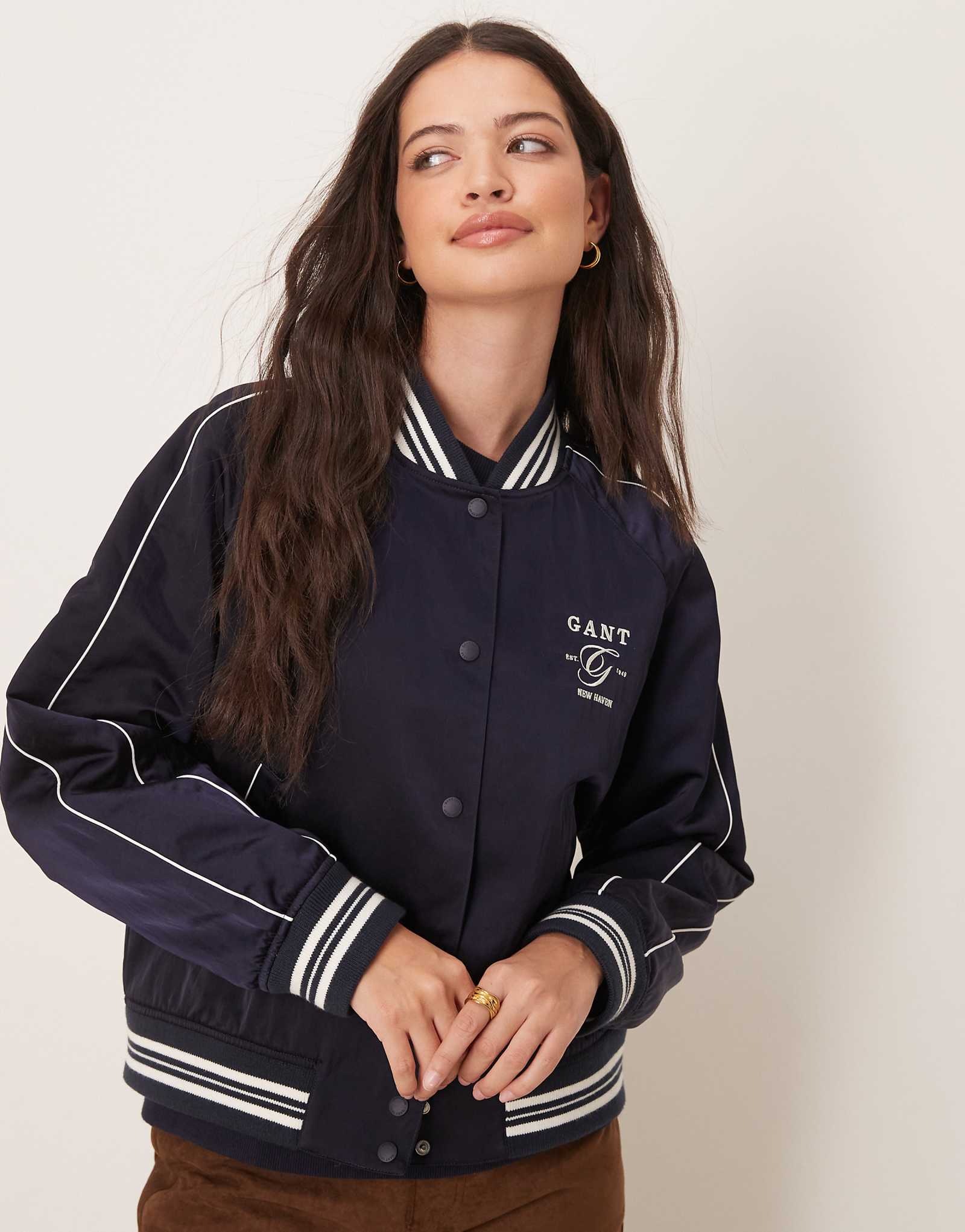 GANT satin logo varsity bomber jacket in navy 47190₽