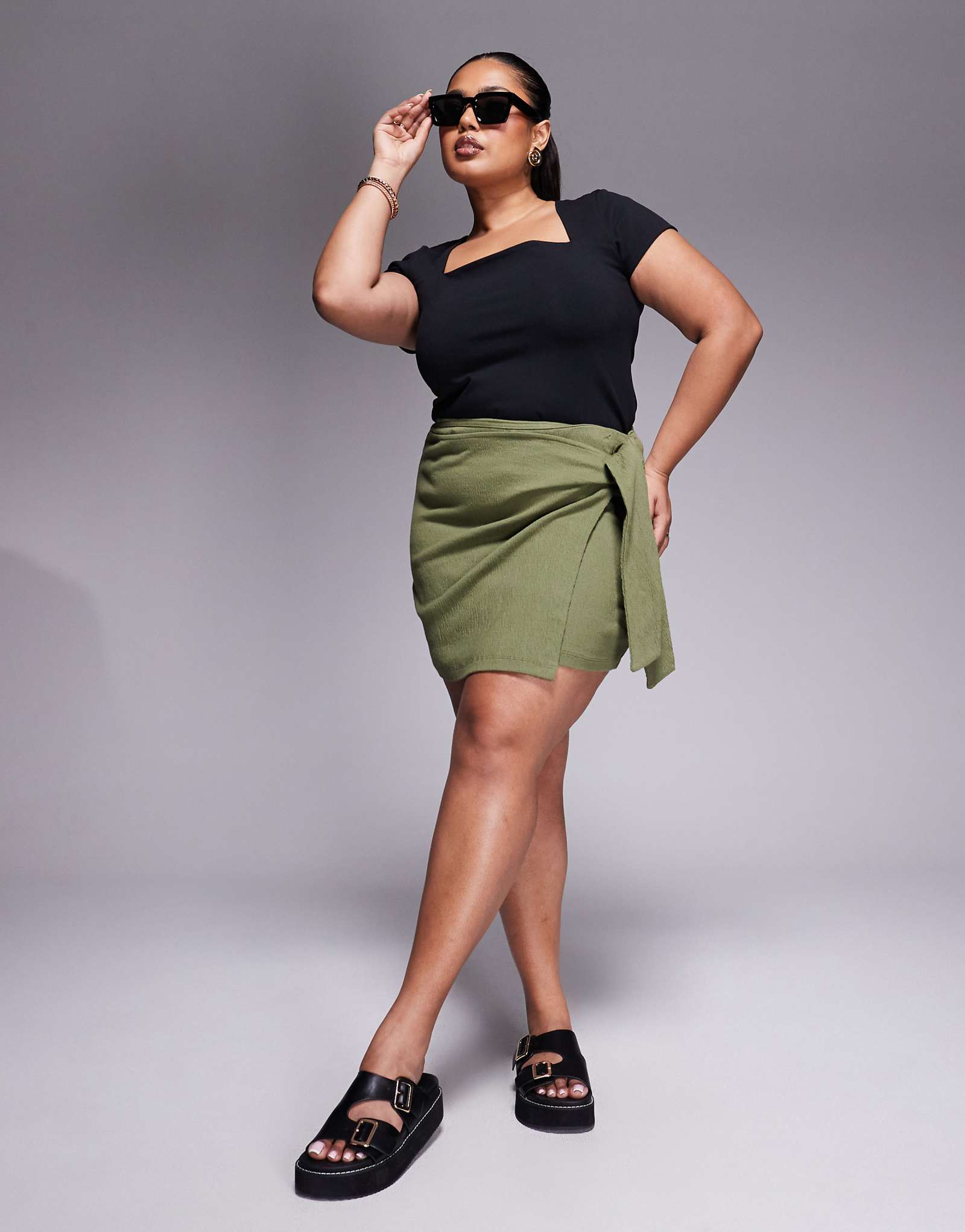 ASOS DESIGN Curve crinkle tie side mini skirt in khaki green 4290₽