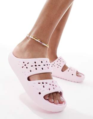 Классические босоножки Crocs с цветочным вырезом молочно-розового цвета