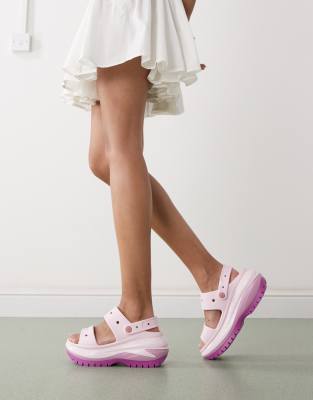 Босоножки Crocs Mega crush цвета гортензии