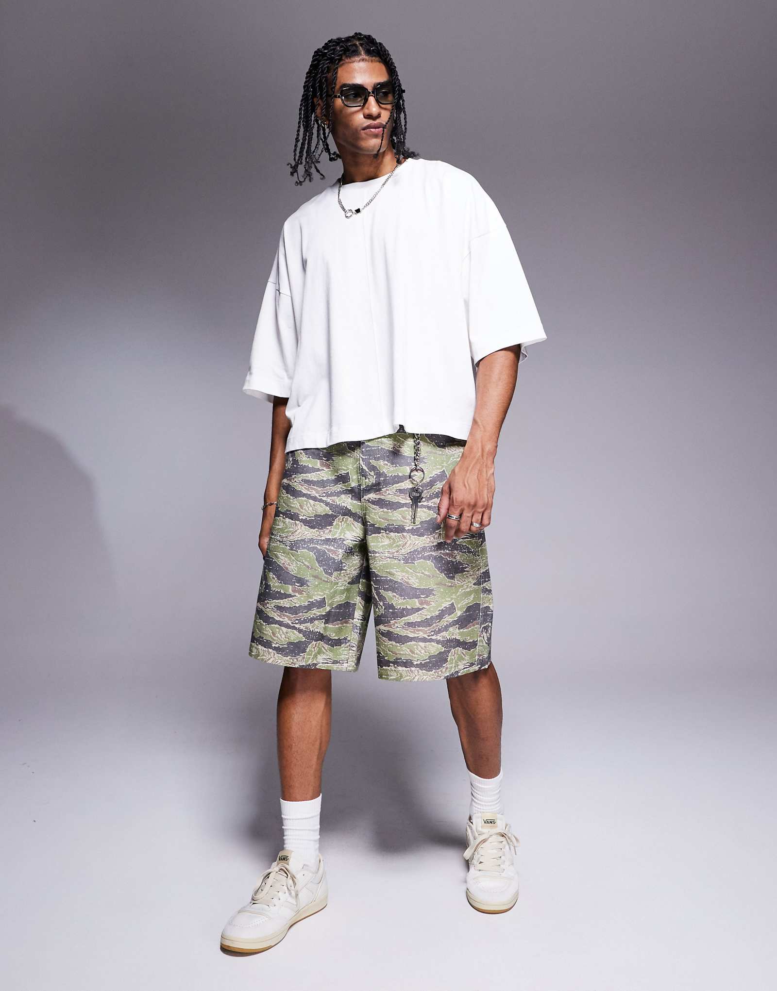 ASOS DESIGN long length jorts with carpenter detailing in camo 6390₽