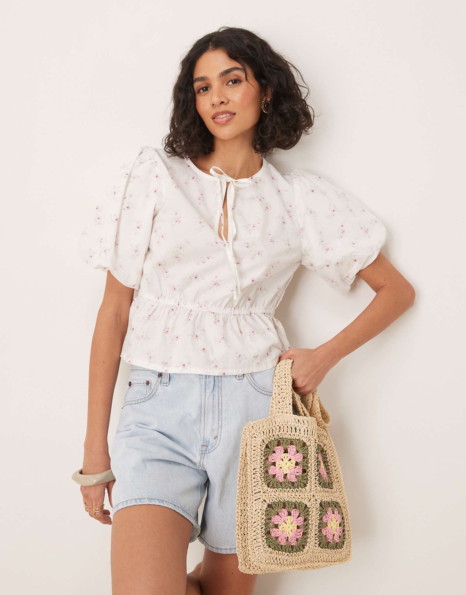 Gina Tricot puff sleeves blouse top with tie front in ditsy floral print 7690₽