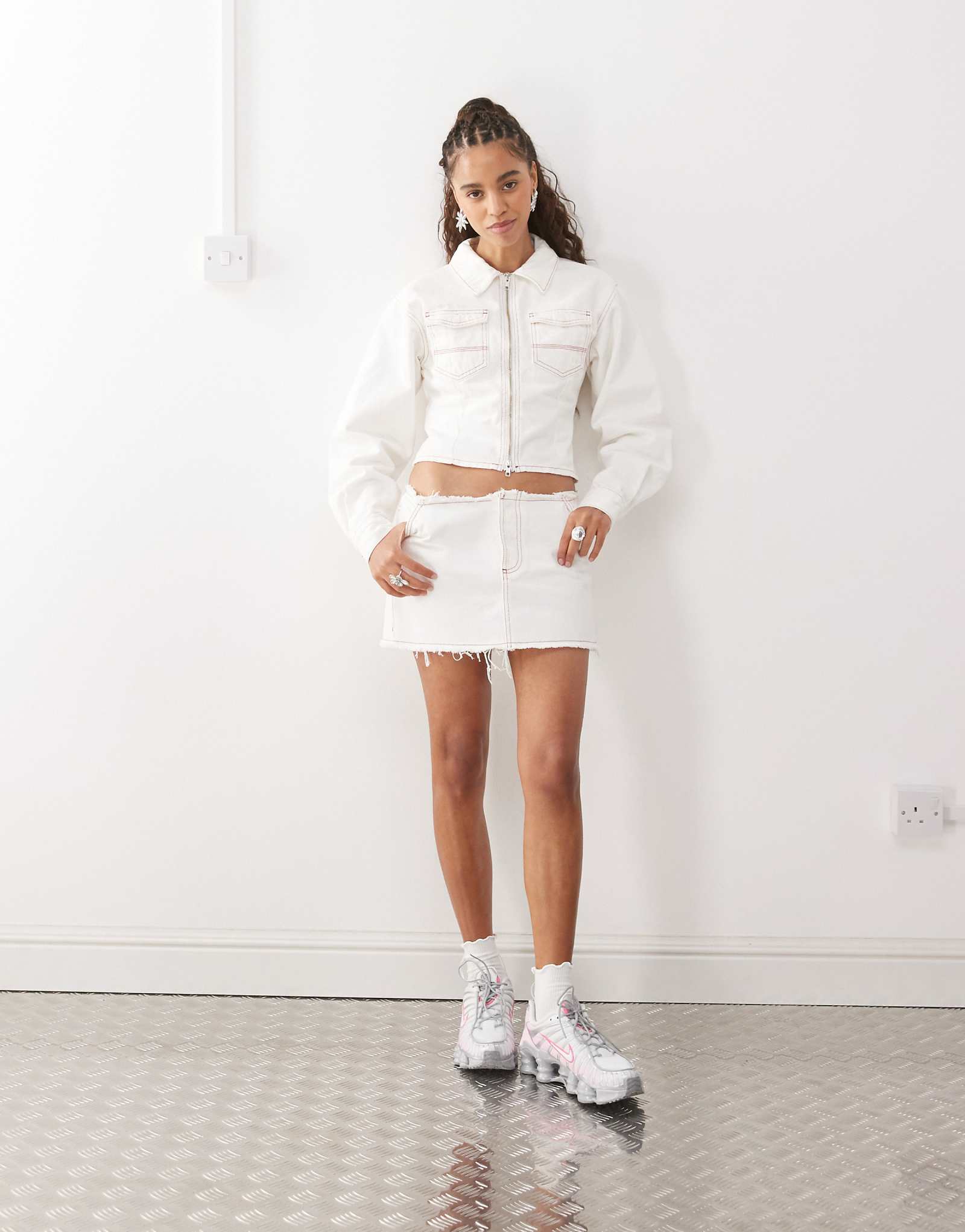 COLLUSION raw hem denim mini skirt in ecru 9190₽