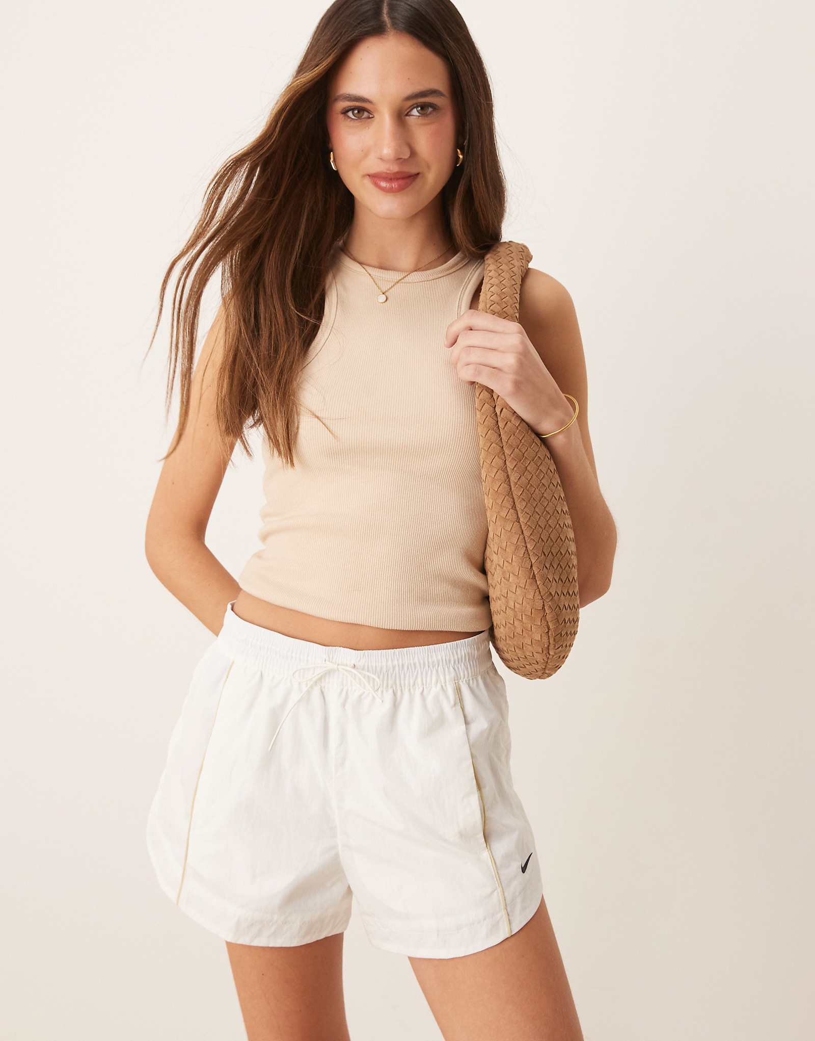 Nike Windrunner woven shorts in cream 10190₽