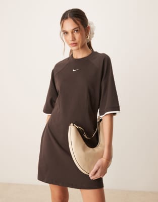 Платье-футболка из коллекции Nike коричневого цвета