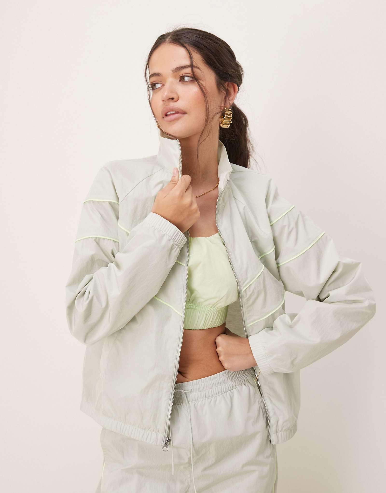 Nike windrunner track jacket in sage green 23490₽