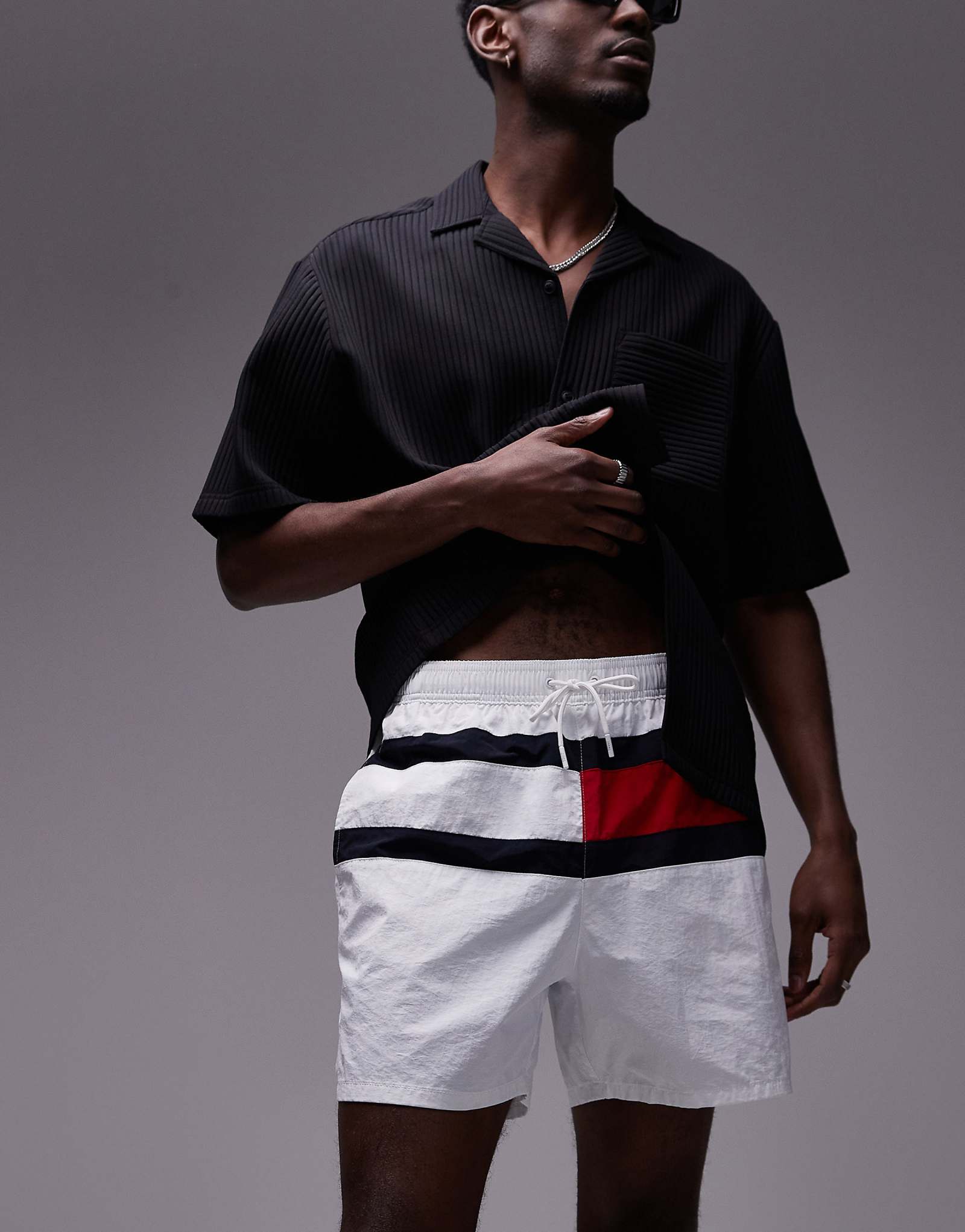 Tommy Hilfiger drawstring large flag swim shorts in white 11790₽