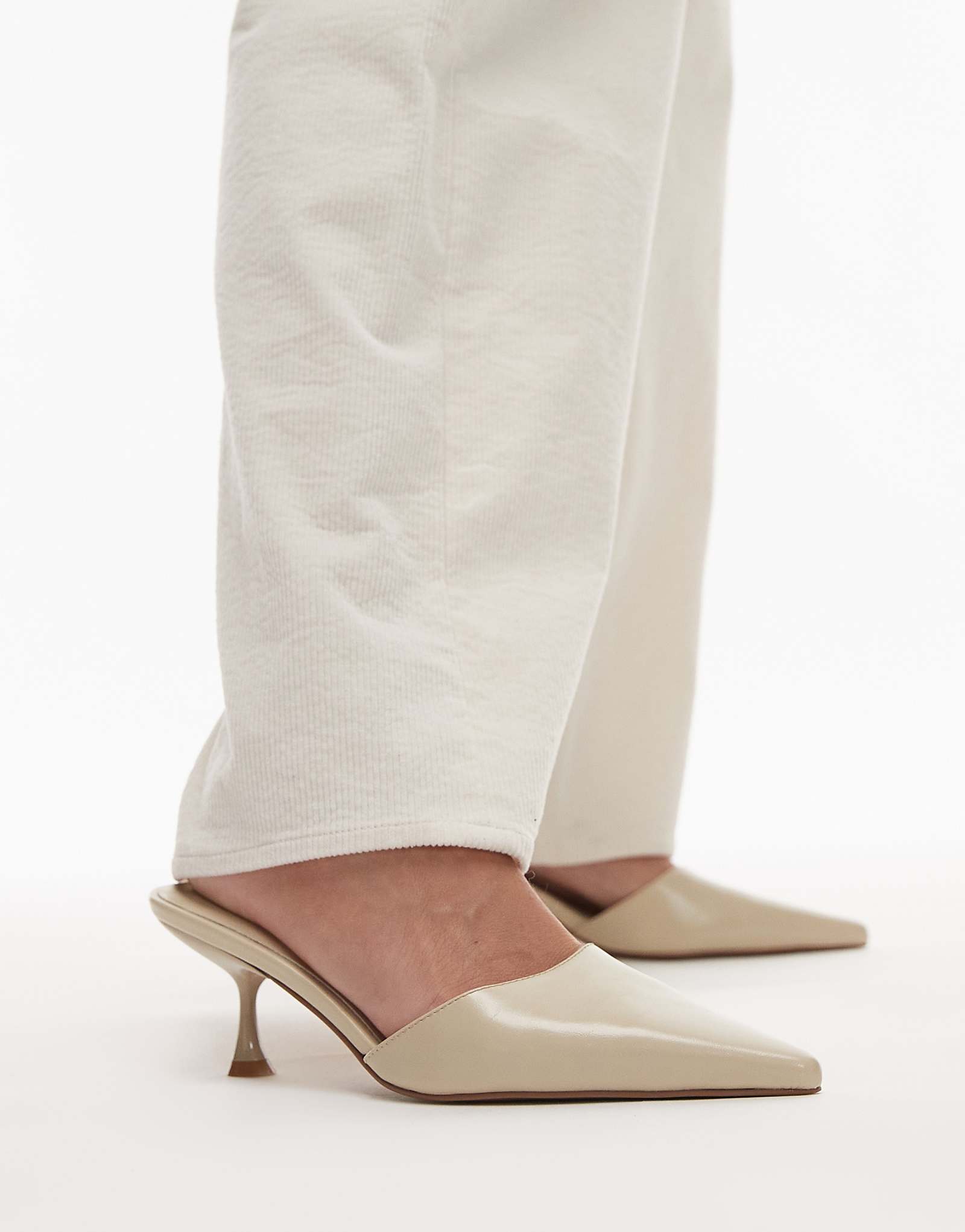 Topshop Dorota kitten heel pointed mule in cream 13290₽