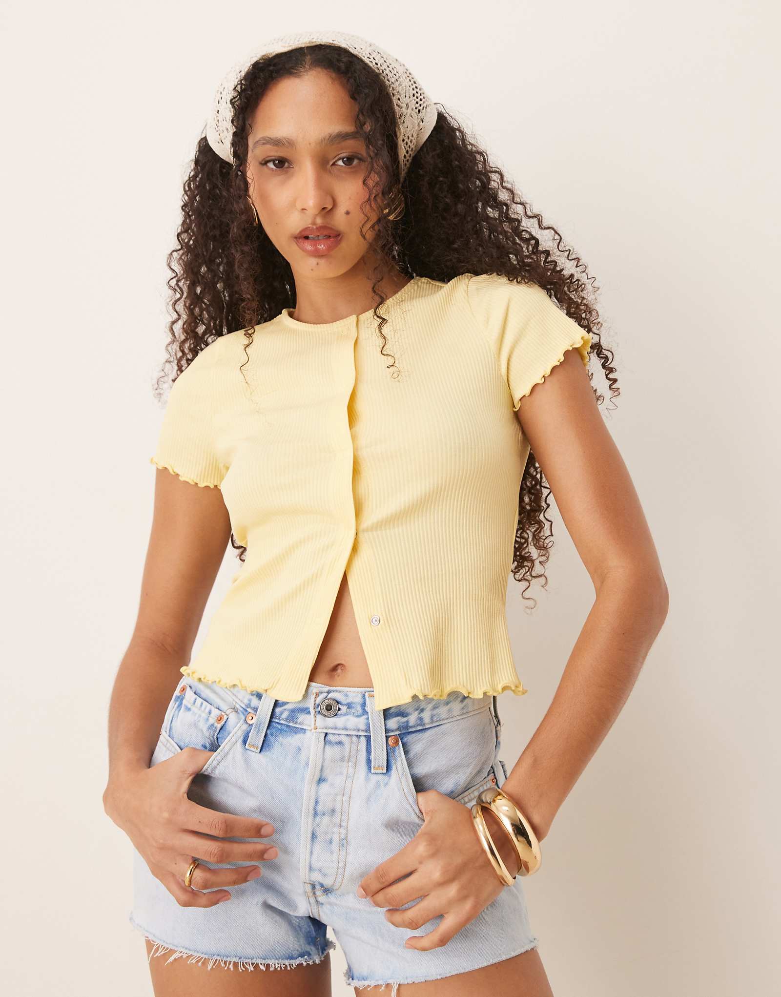 Футболка Vila с коротким рукавом и окантовкой из листьев салата на кнопках спереди бледно-бананового цвета 8190₽