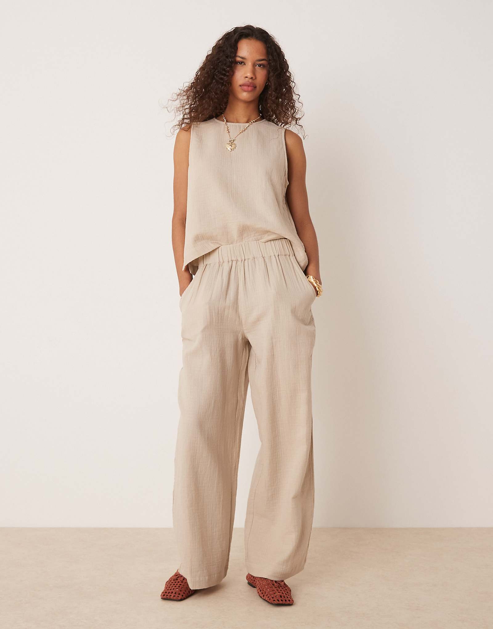 VILA crinkle wide leg pants in beige - part of a set 11290₽