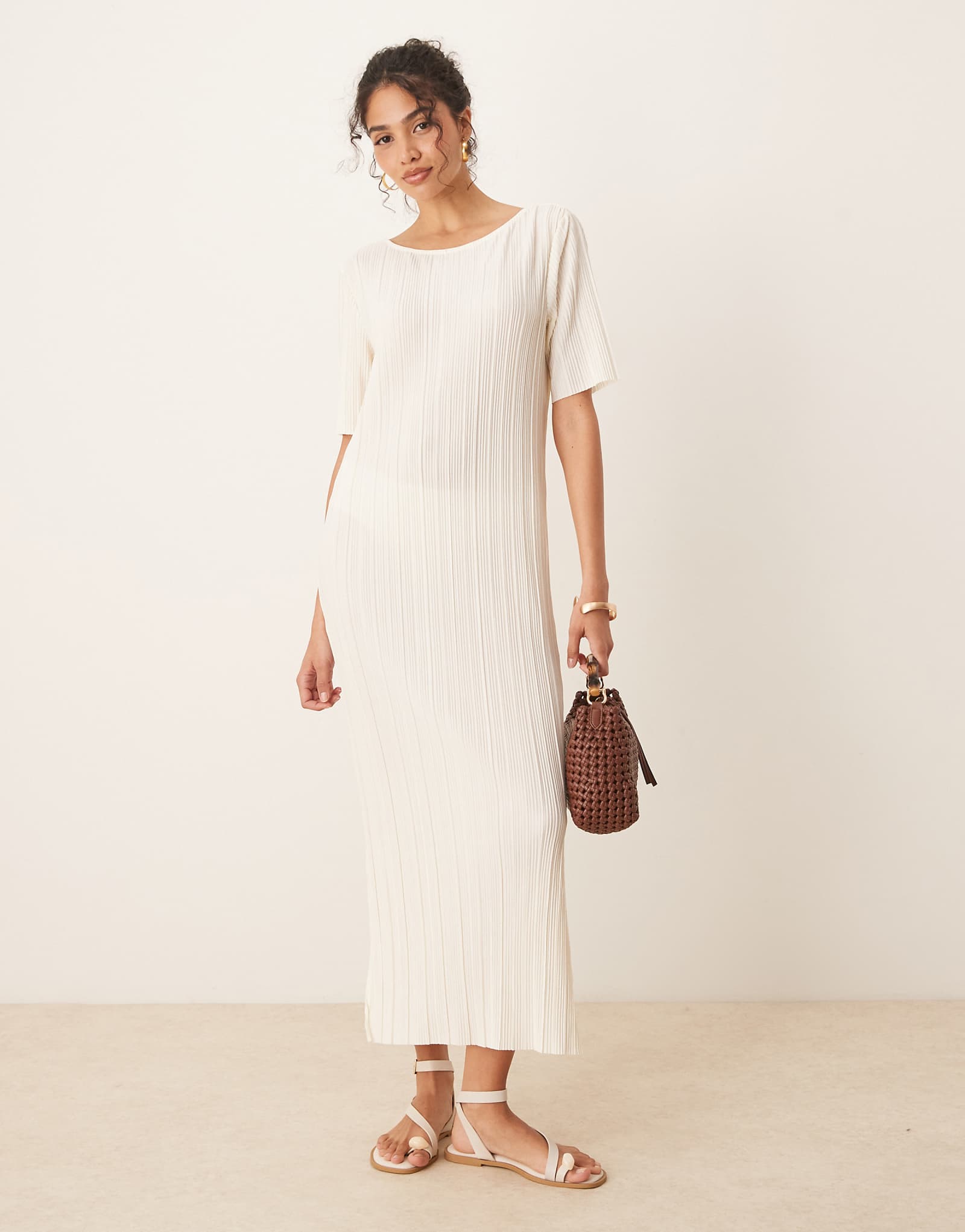 YAS plisse t-shirt maxi dress in cream 6390₽