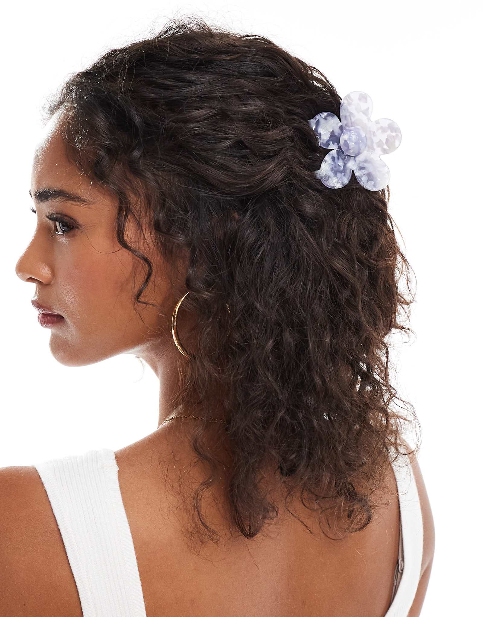 Pieces marbled effect daisy hair claw in blue 2590₽